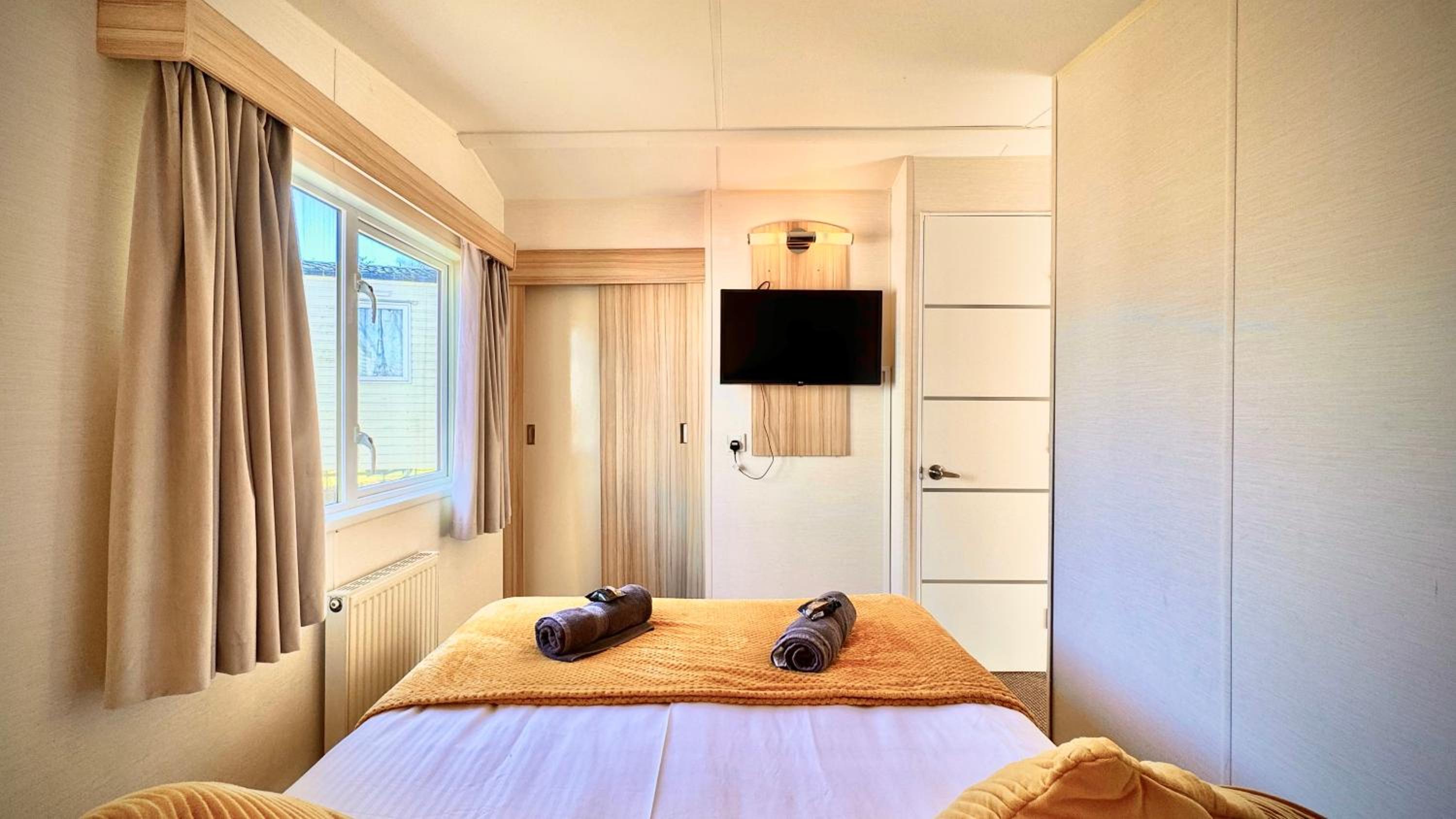 Marton Mere - 3 Bedroom Caravan- by Holiday Homes