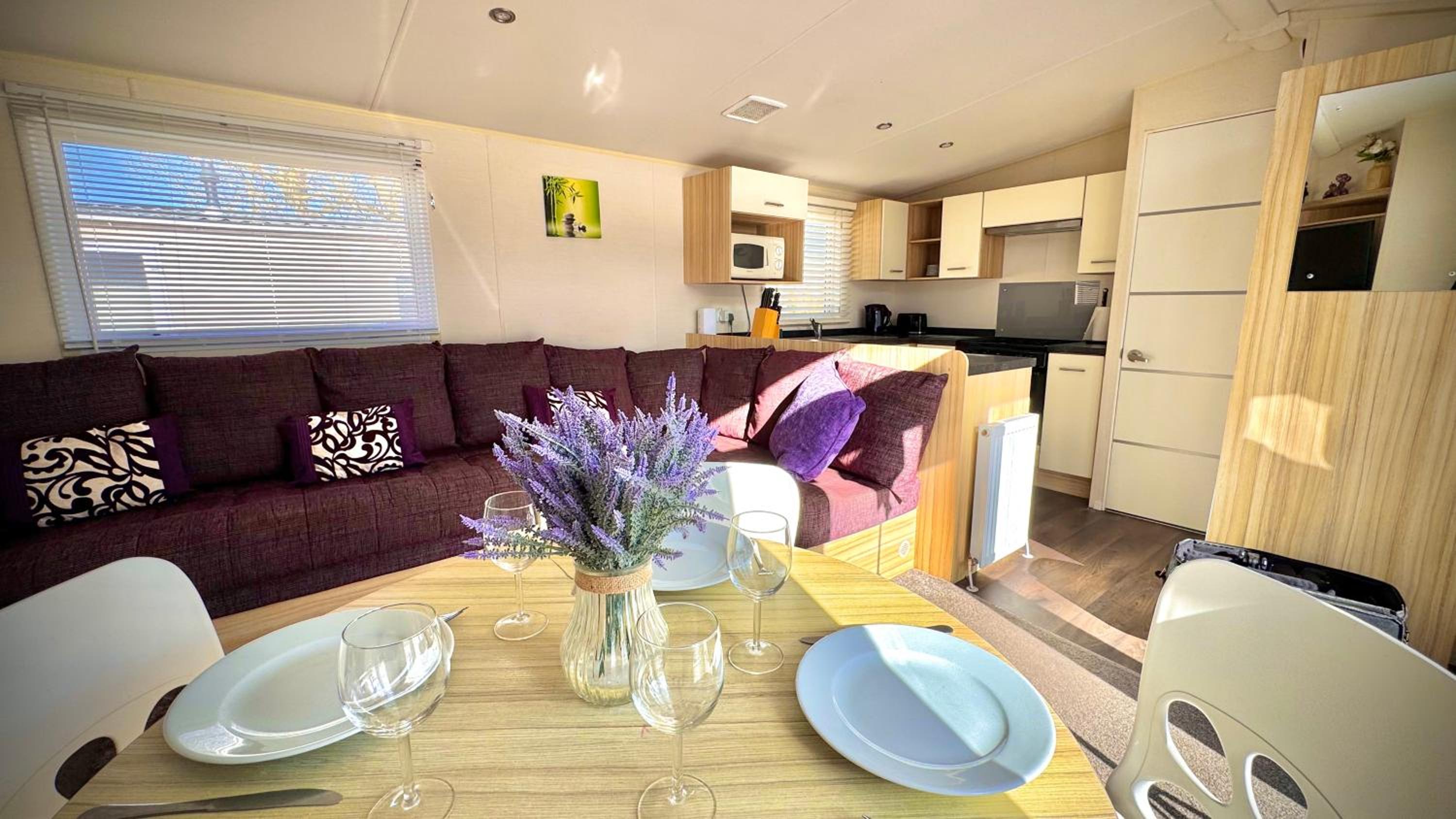 Marton Mere - 3 Bedroom Caravan- by Holiday Homes