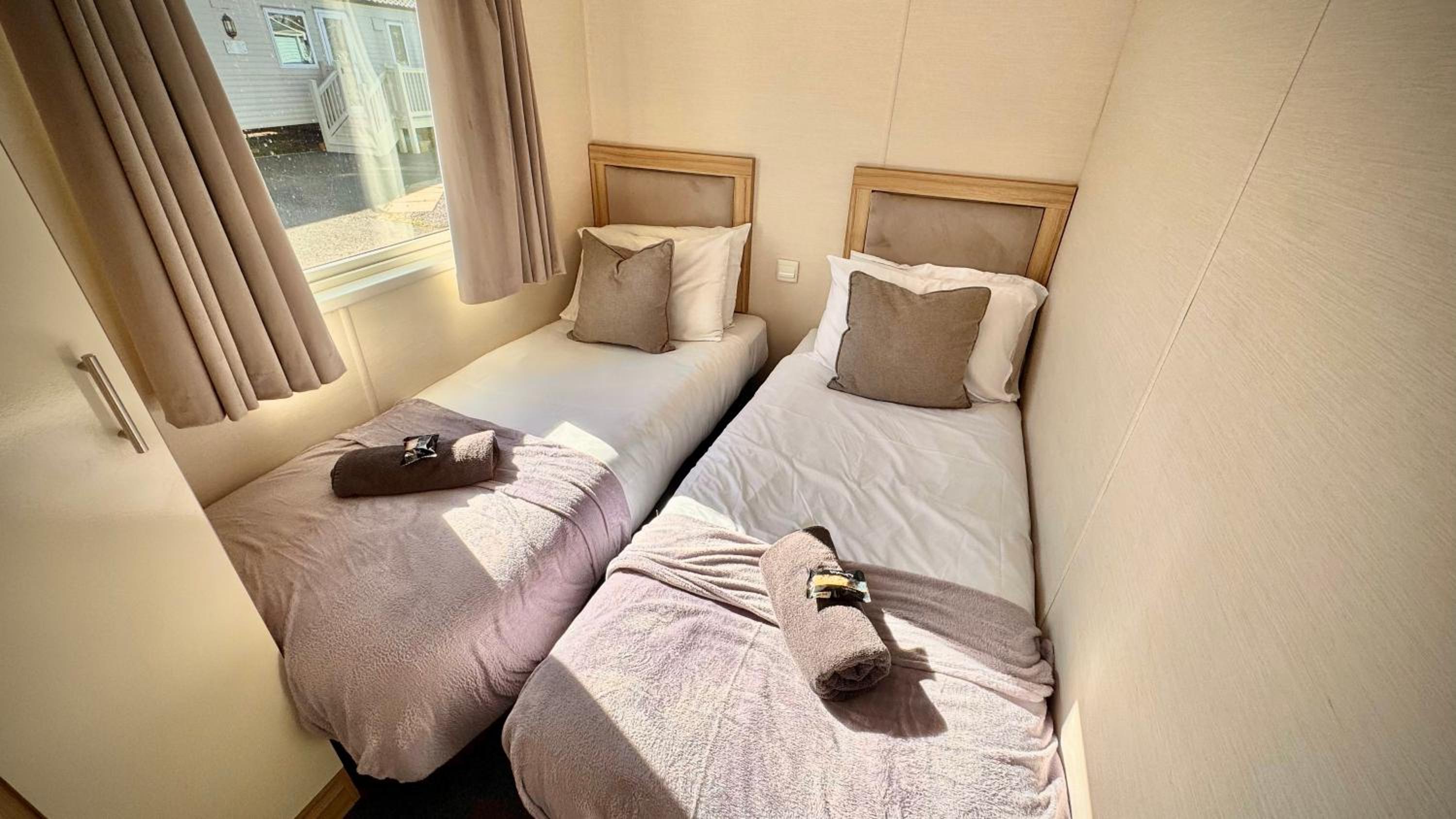 Marton Mere - 3 Bedroom Caravan- by Holiday Homes
