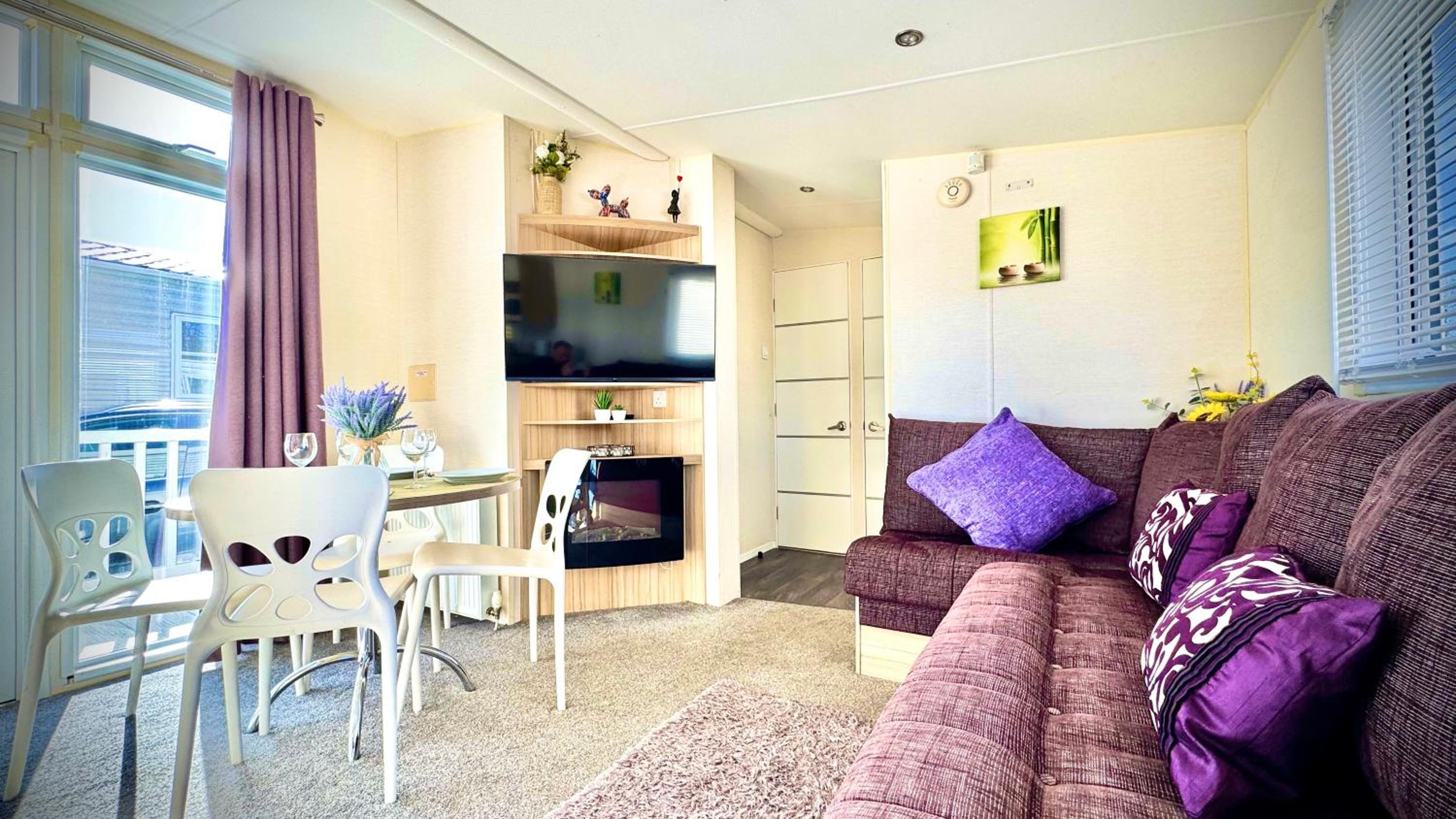 Marton Mere - 3 Bedroom Caravan- by Holiday Homes