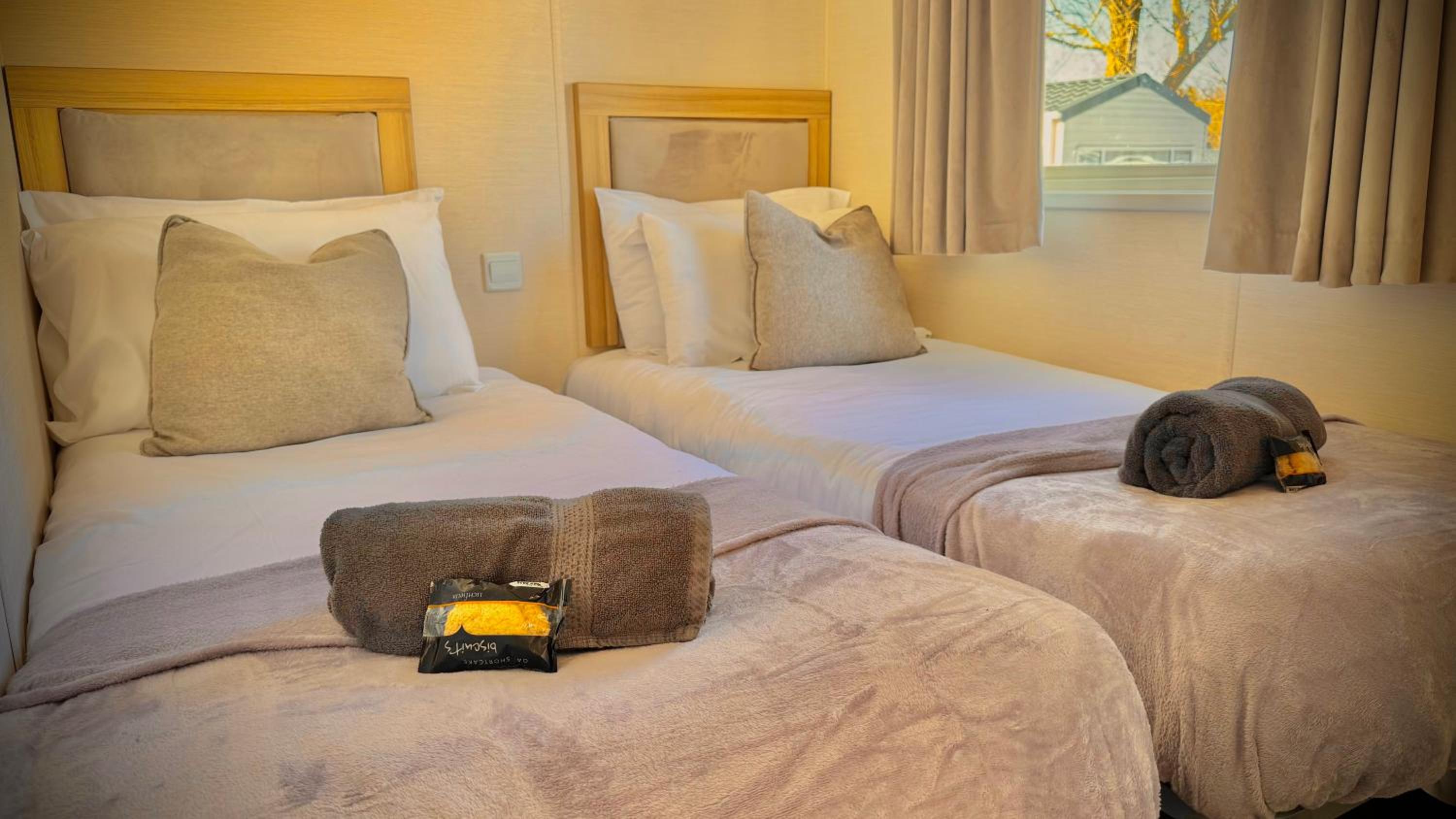 Marton Mere - 3 Bedroom Caravan- by Holiday Homes