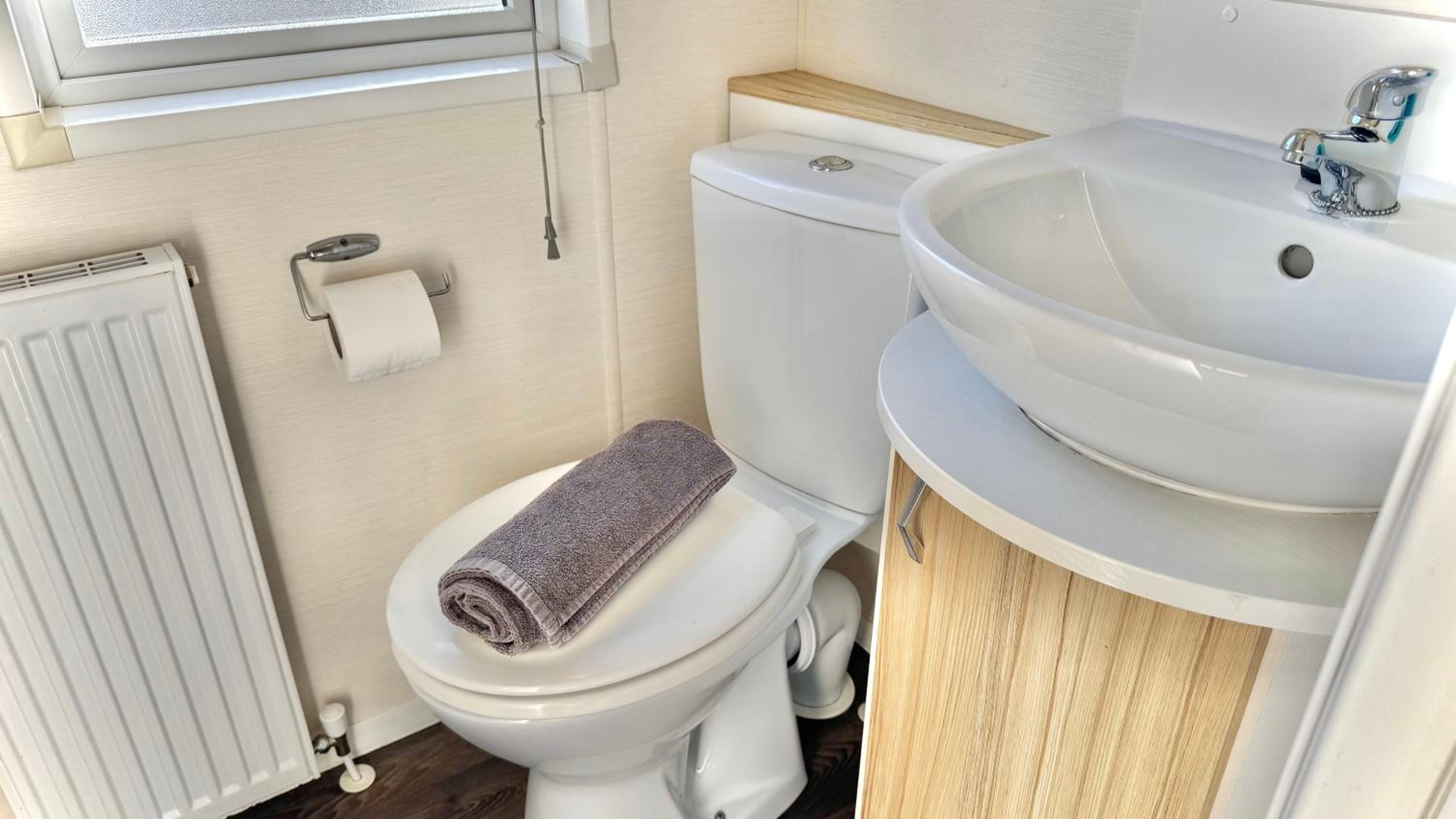 Marton Mere - 3 Bedroom Caravan- by Holiday Homes