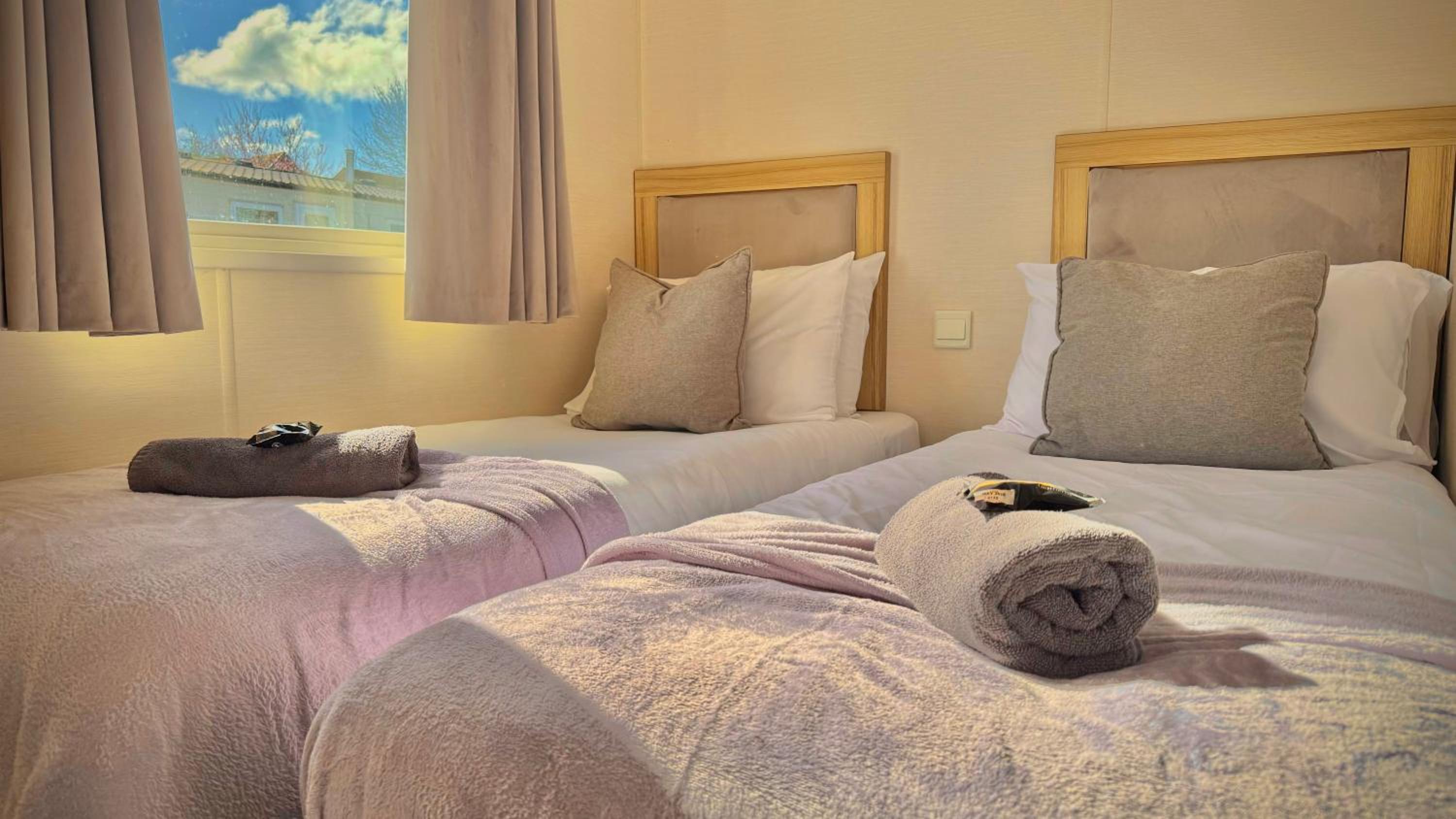 Marton Mere - 3 Bedroom Caravan- by Holiday Homes