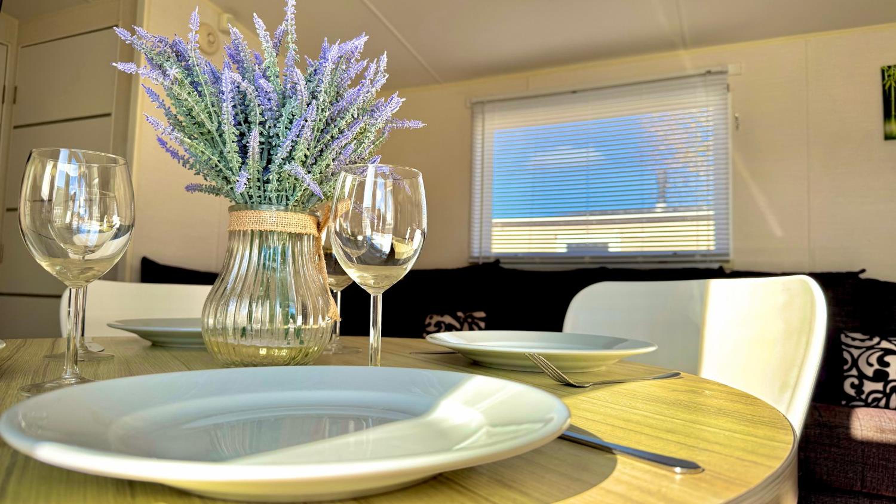 Marton Mere - 3 Bedroom Caravan- by Holiday Homes