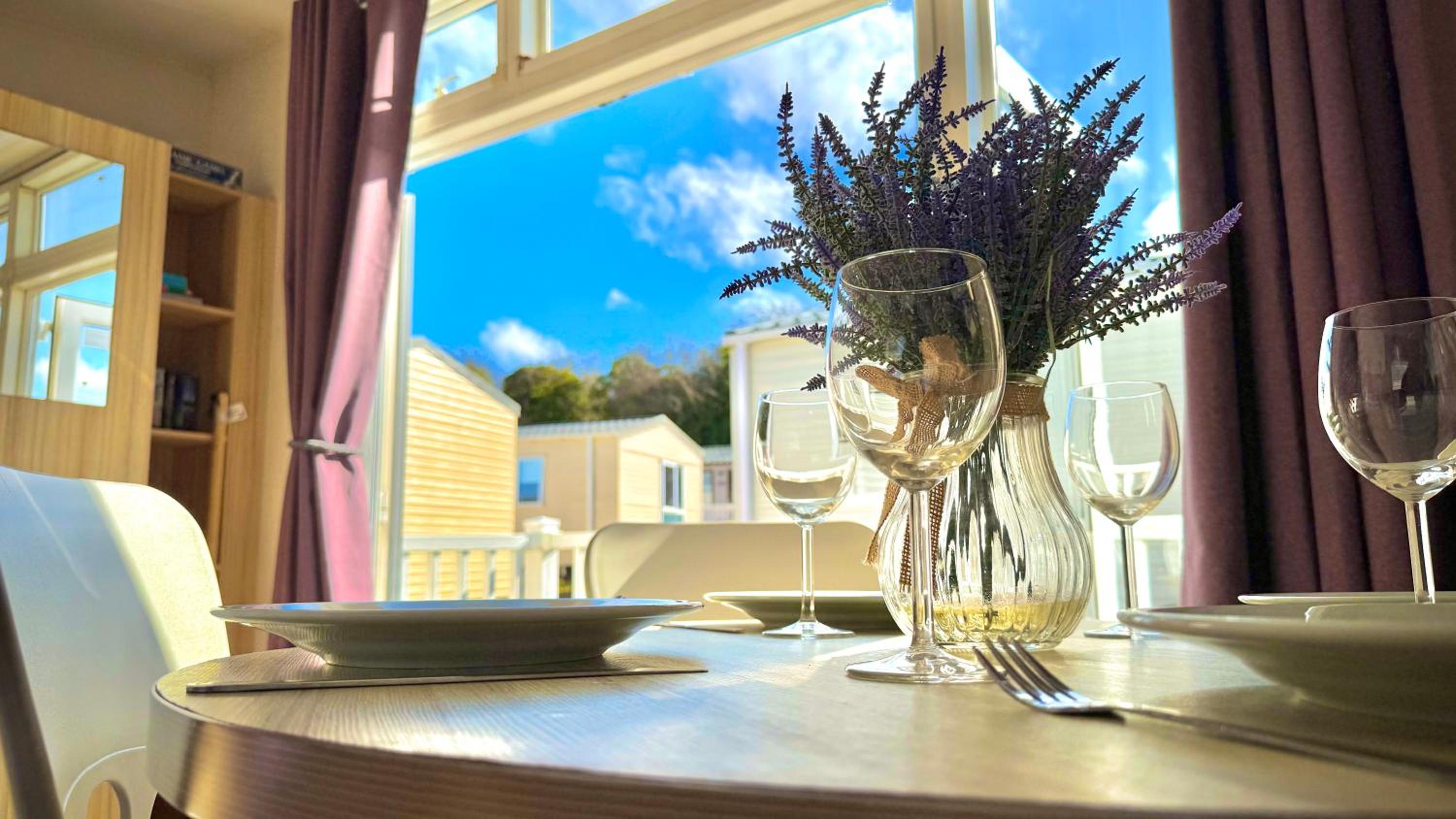 Marton Mere - 3 Bedroom Caravan- by Holiday Homes