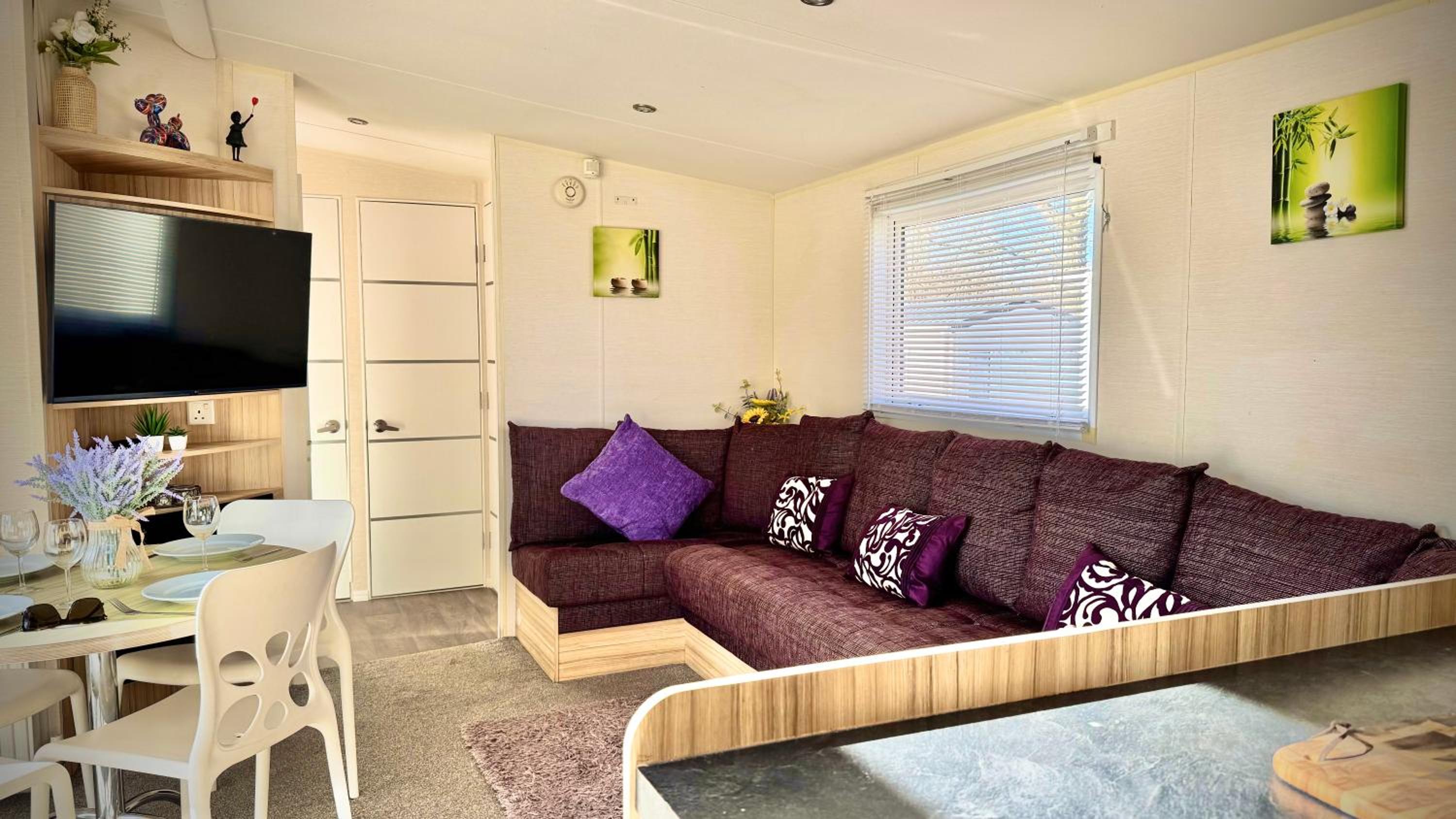 Marton Mere - 3 Bedroom Caravan- by Holiday Homes