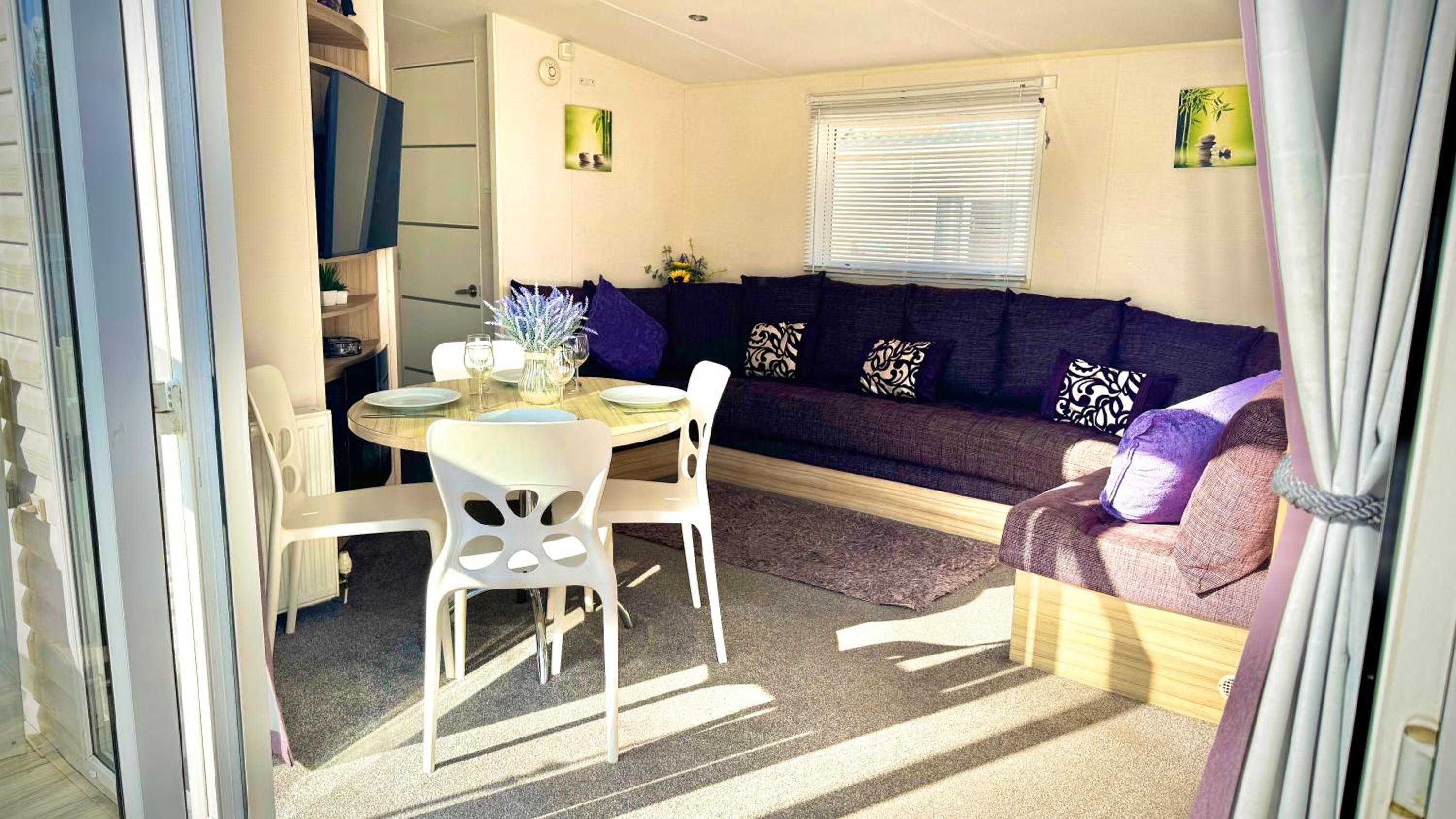 Marton Mere - 3 Bedroom Caravan- by Holiday Homes