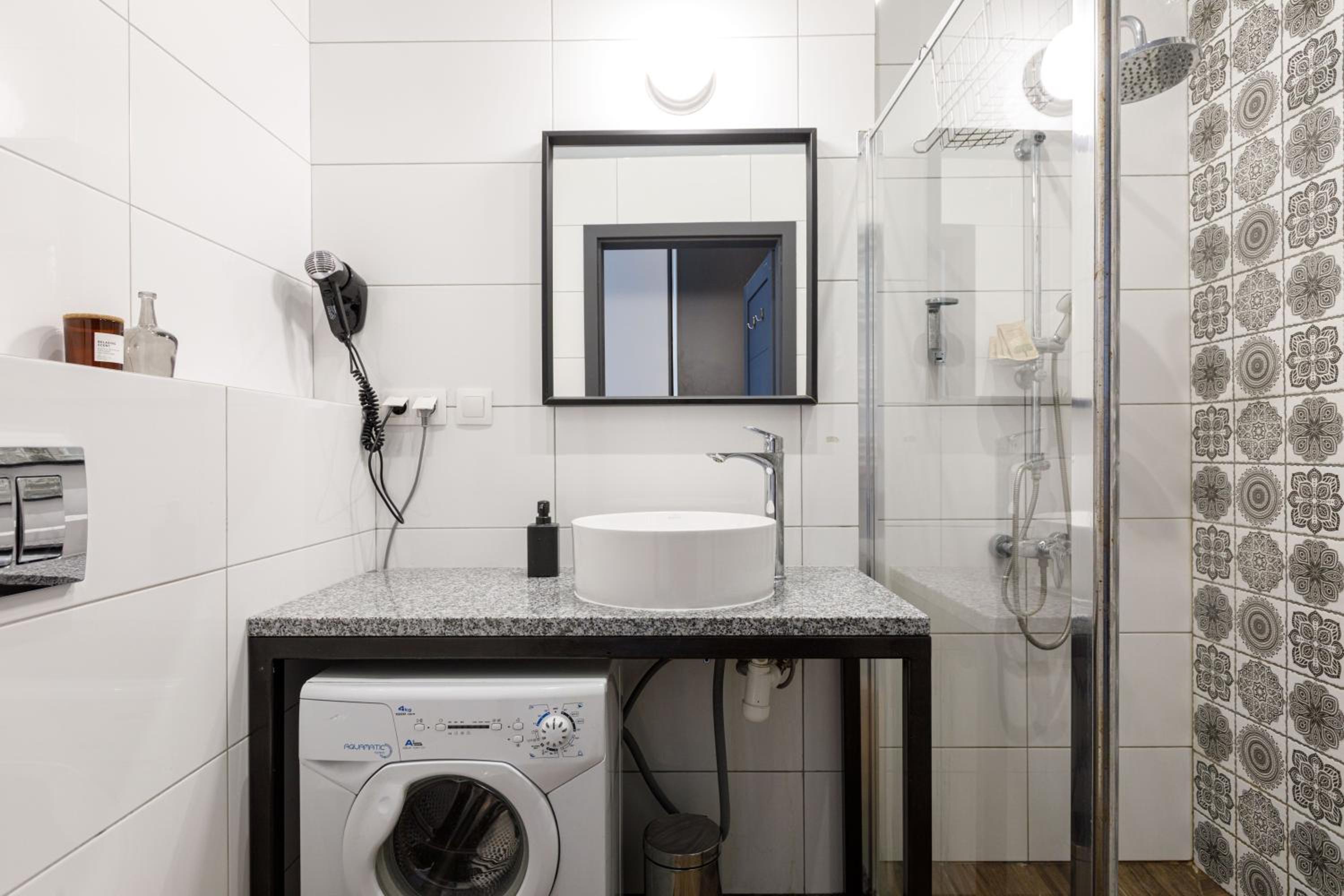 Urban Chic - Main Rail Station - Stylish Studio - K28