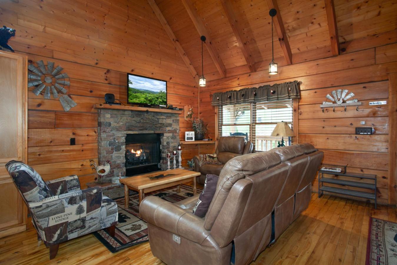 Bear Paw Hideaway Hot Tub Theater Multicade