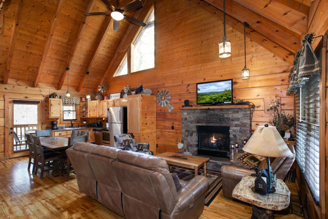 Bear Paw Hideaway Hot Tub Theater Multicade