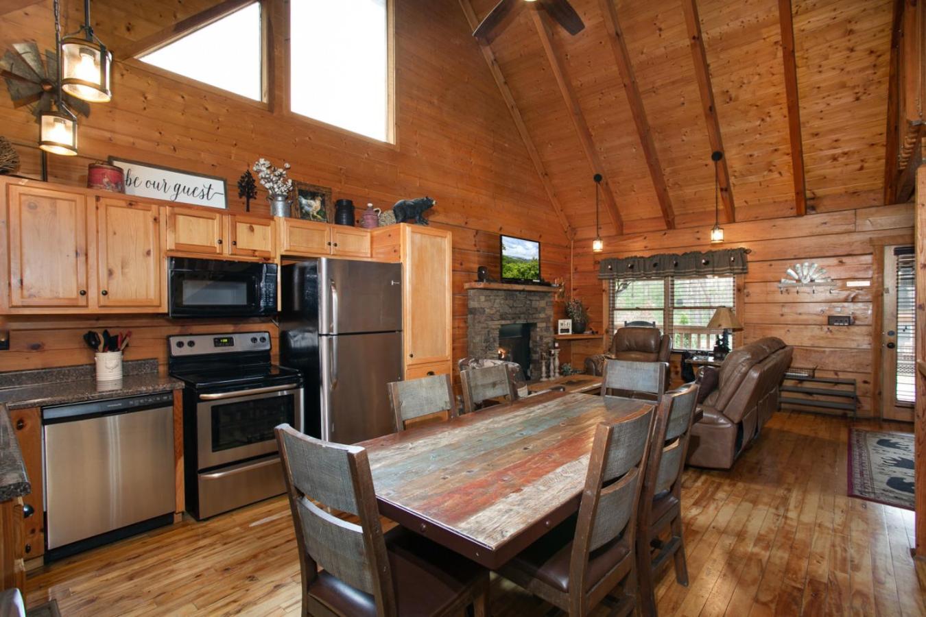 Bear Paw Hideaway Hot Tub Theater Multicade