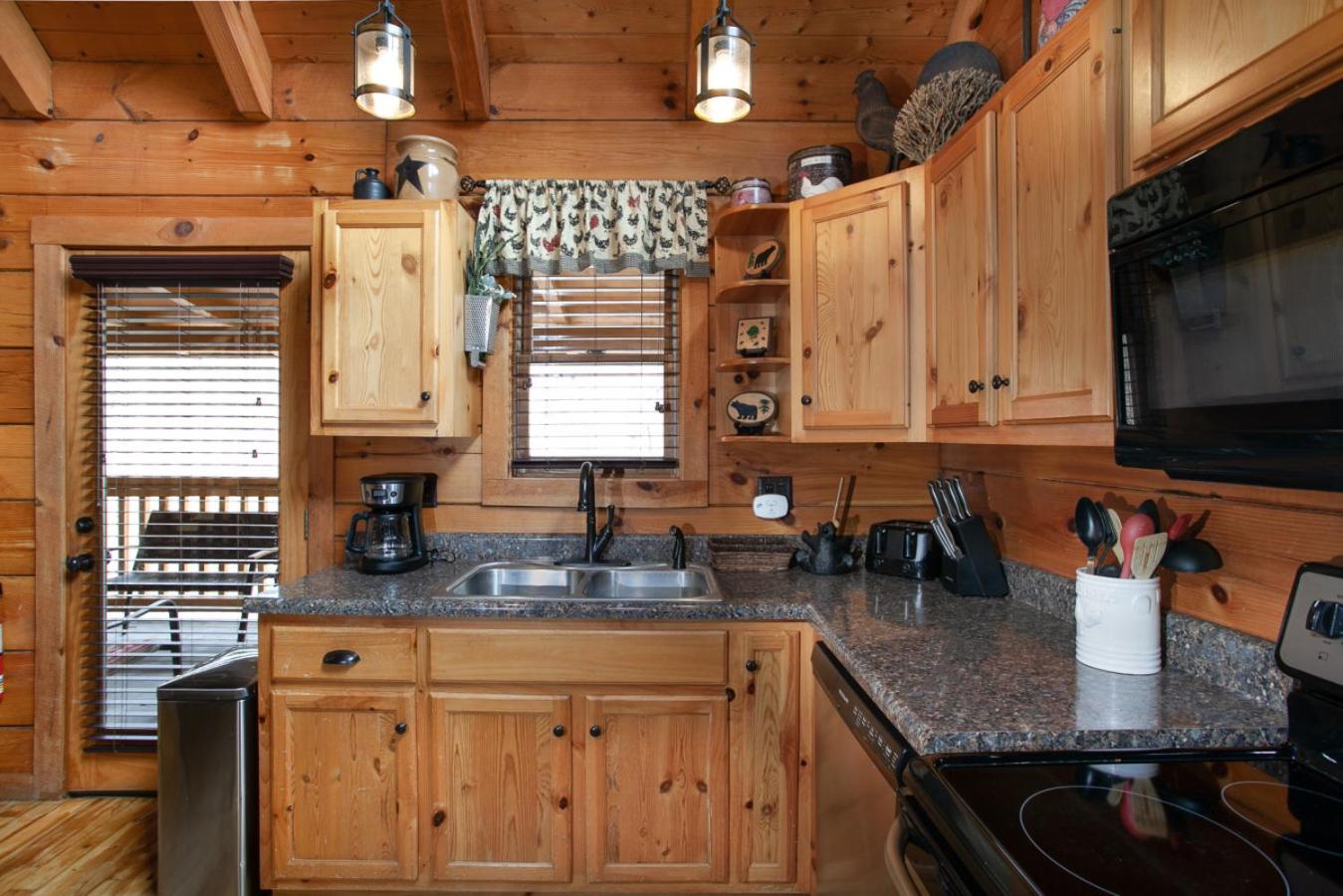 Bear Paw Hideaway Hot Tub Theater Multicade