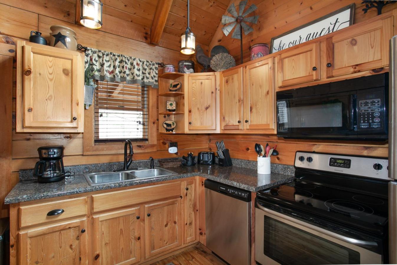 Bear Paw Hideaway Hot Tub Theater Multicade