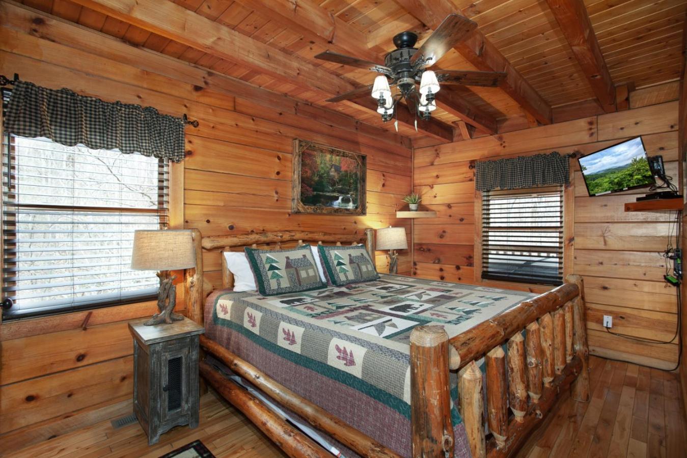 Bear Paw Hideaway Hot Tub Theater Multicade
