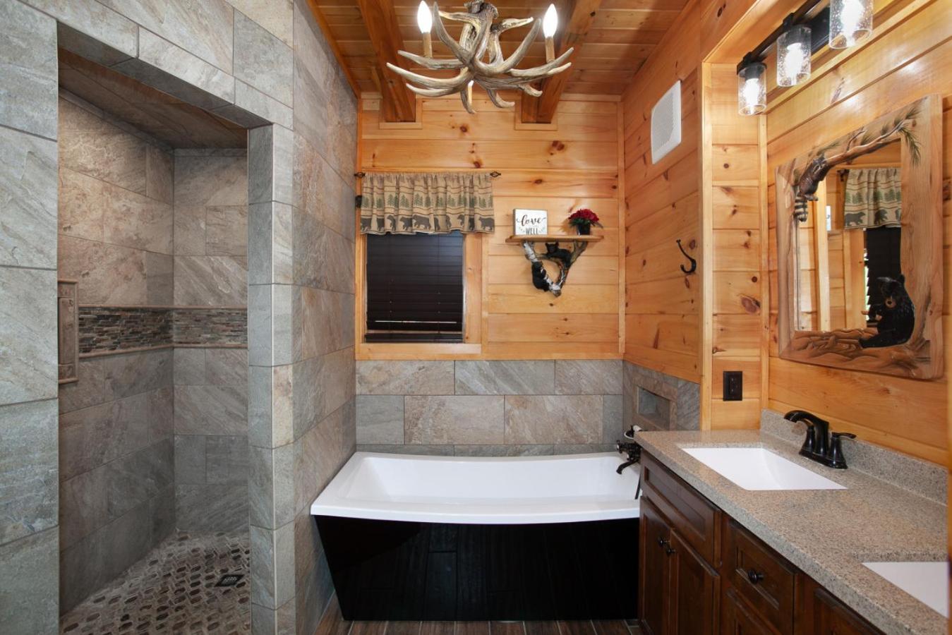 Bear Paw Hideaway Hot Tub Theater Multicade
