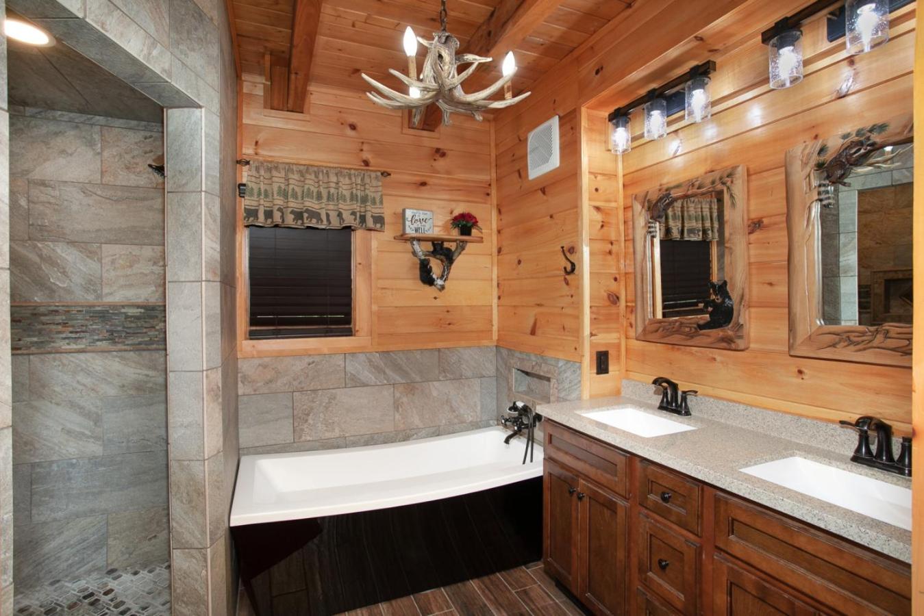 Bear Paw Hideaway Hot Tub Theater Multicade