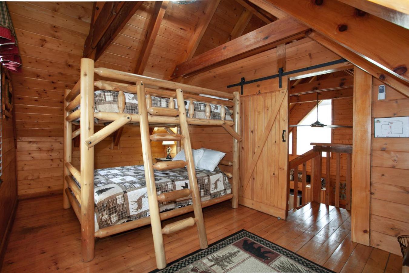 Bear Paw Hideaway Hot Tub Theater Multicade