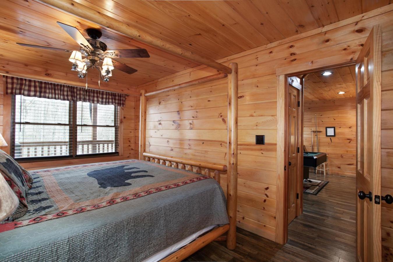 Bear Paw Hideaway Hot Tub Theater Multicade
