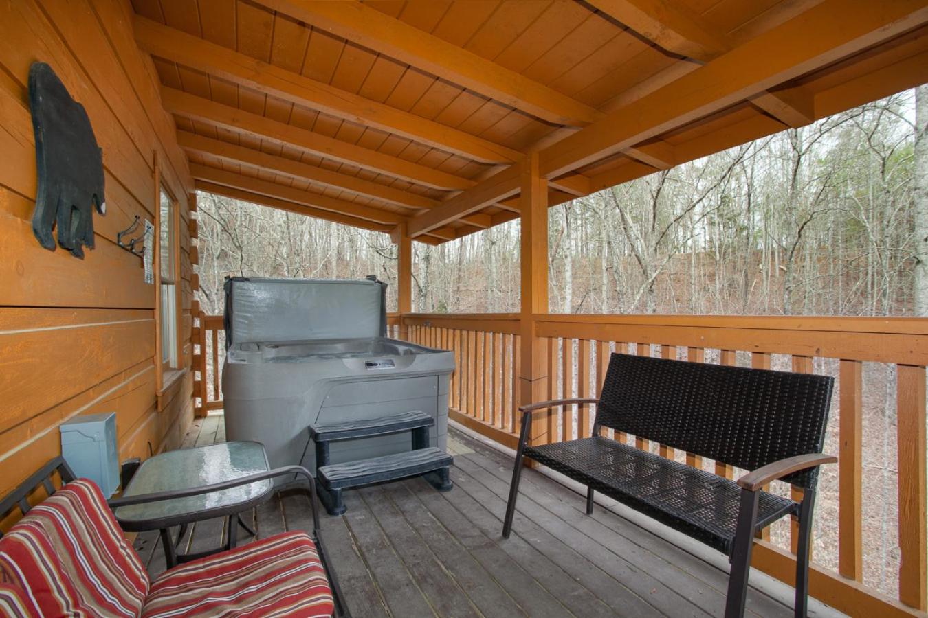 Bear Paw Hideaway Hot Tub Theater Multicade