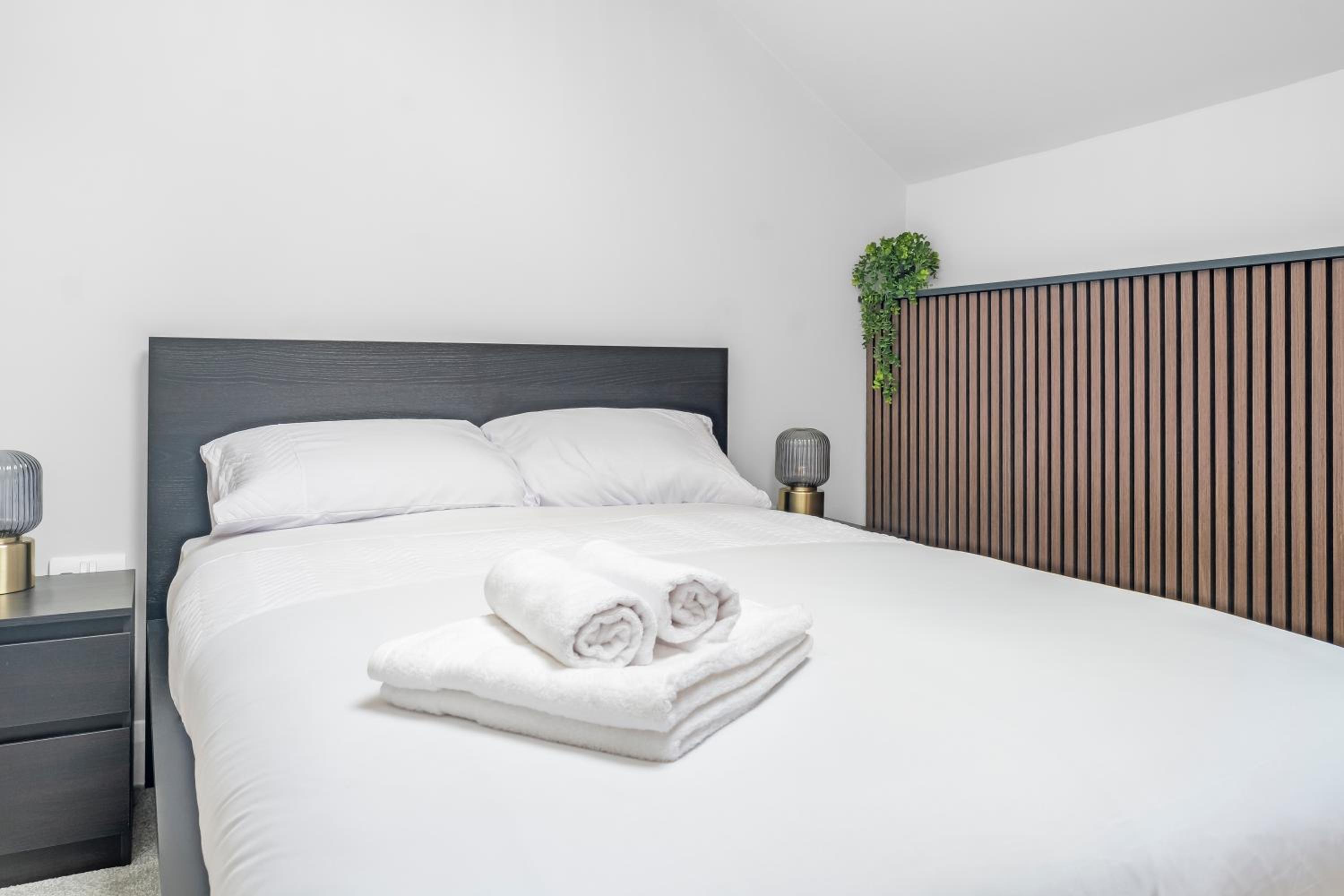 St George's Quarter Stay - Modern City Centre Duplex - Perfect for Business & Leisure - FREE PARKING - WiFi Included - Close to transport links