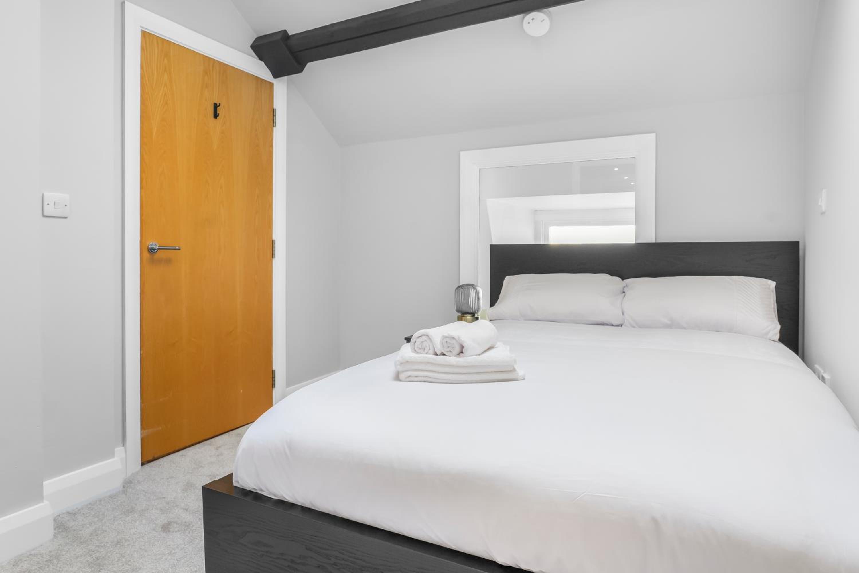 St George's Quarter Stay - Modern City Centre Duplex - Perfect for Business & Leisure - FREE PARKING - WiFi Included - Close to transport links