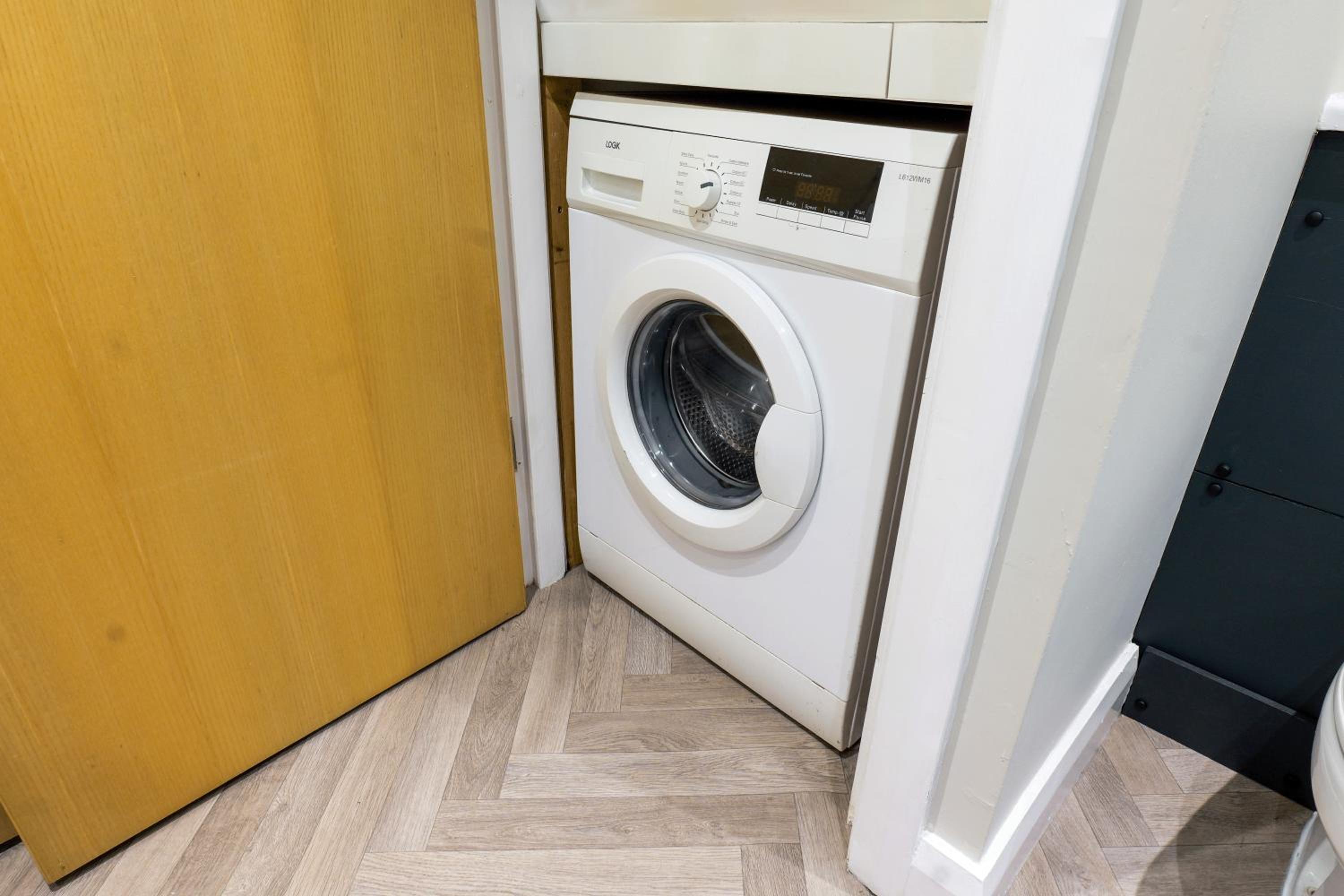 St George's Quarter Stay - Modern City Centre Duplex - Perfect for Business & Leisure - FREE PARKING - WiFi Included - Close to transport links