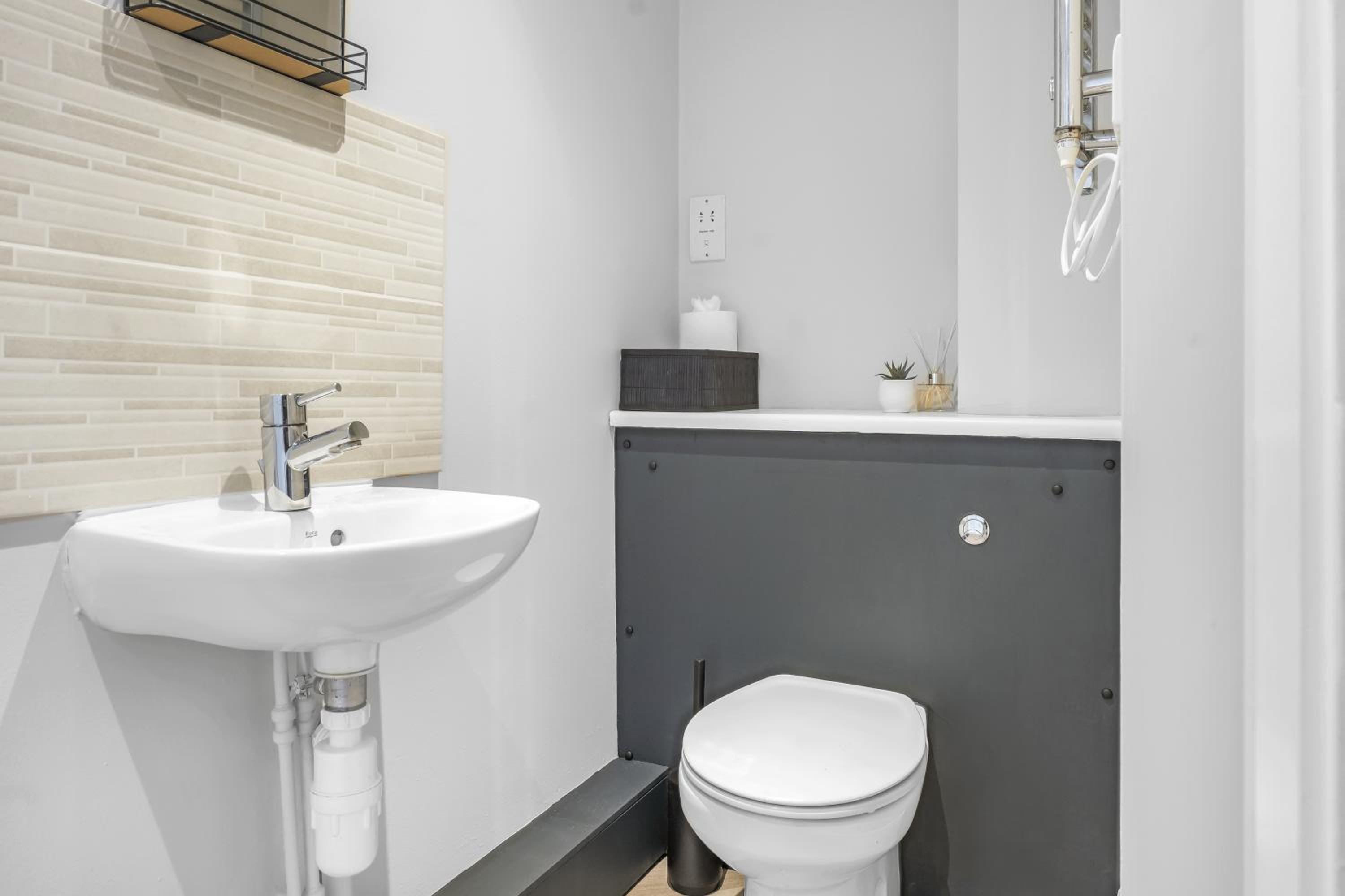 St George's Quarter Stay - Modern City Centre Duplex - Perfect for Business & Leisure - FREE PARKING - WiFi Included - Close to transport links