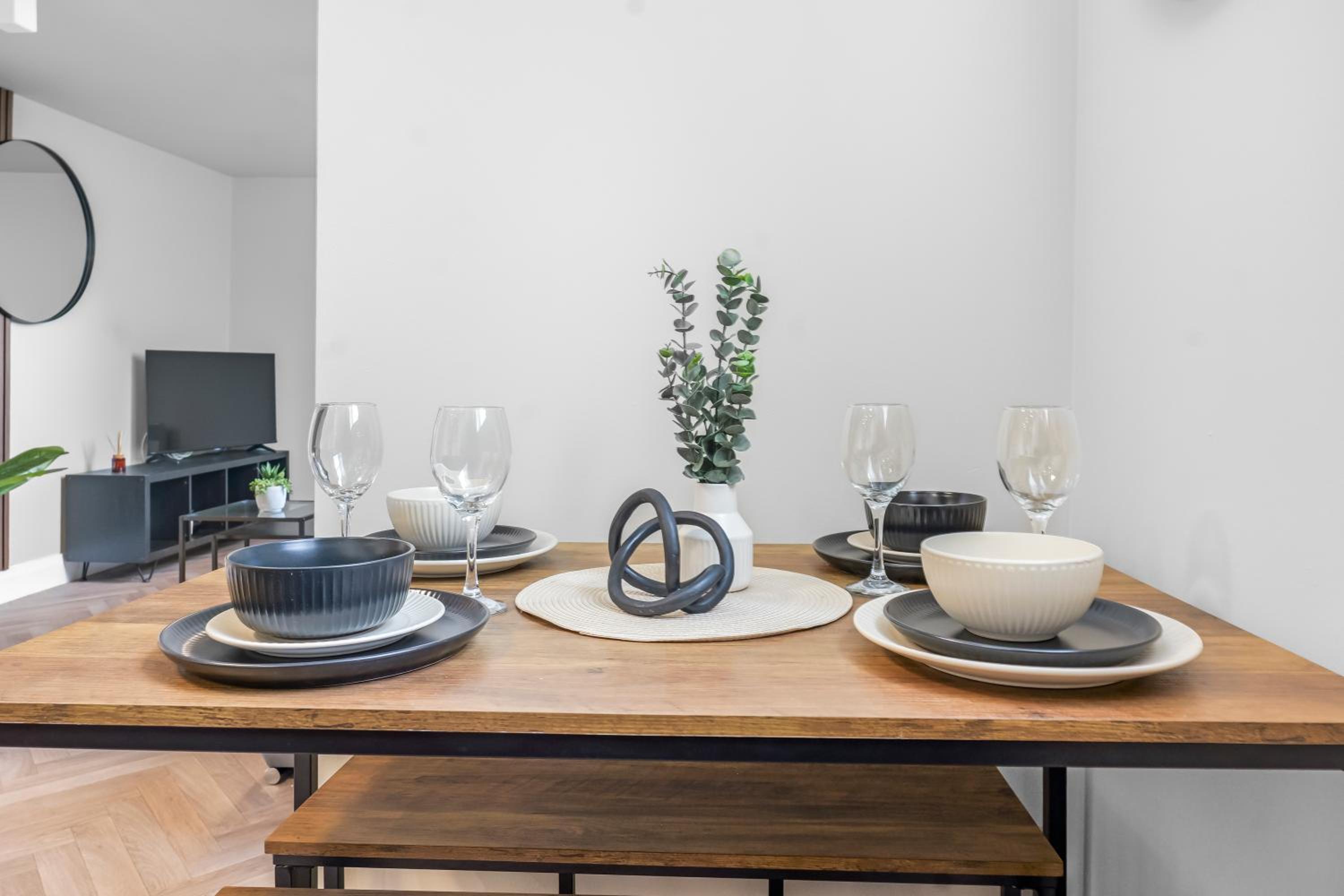 St George's Quarter Stay - Modern City Centre Duplex - Perfect for Business & Leisure - FREE PARKING - WiFi Included - Close to transport links