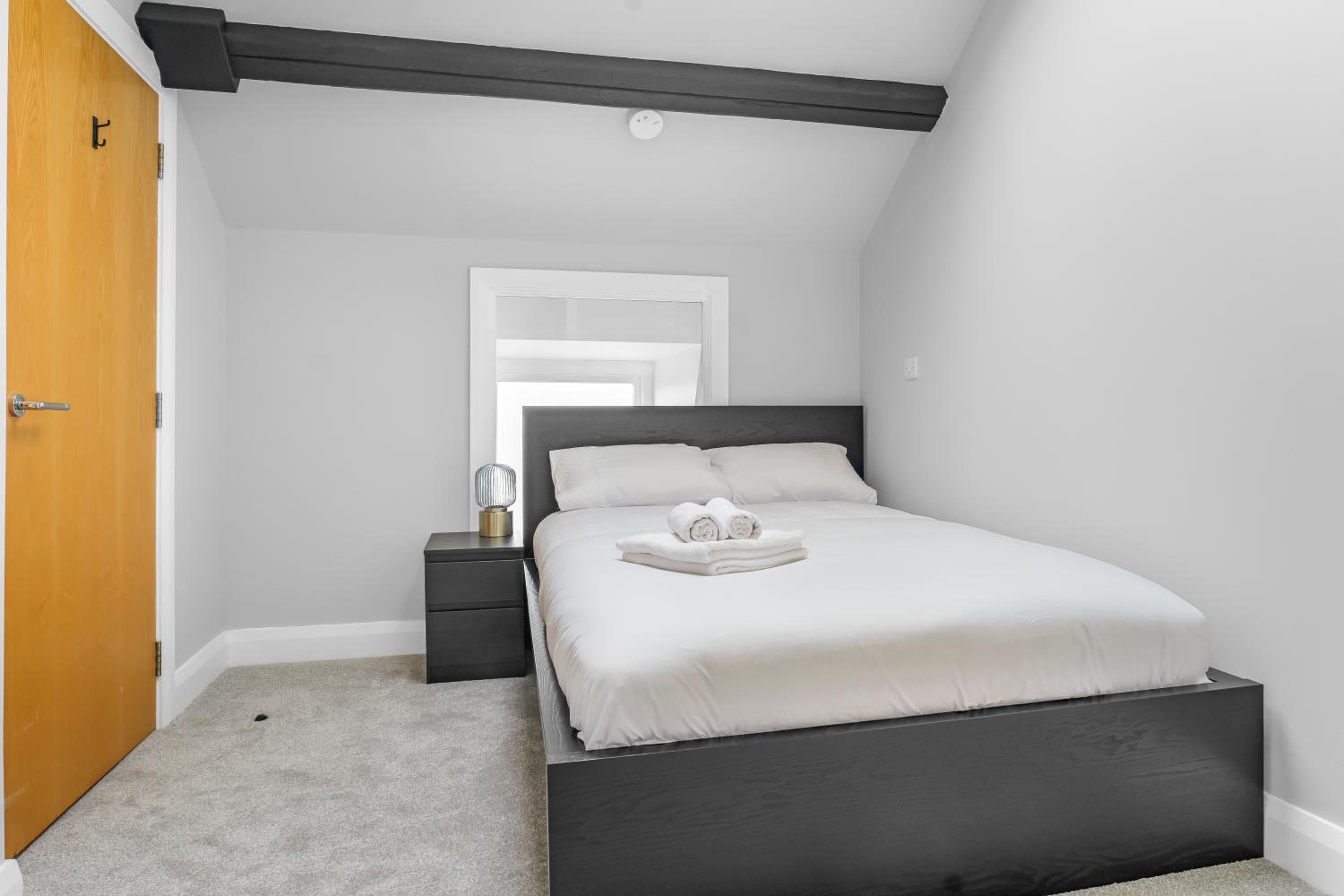 St George's Quarter Stay - Modern City Centre Duplex - Perfect for Business & Leisure - FREE PARKING - WiFi Included - Close to transport links