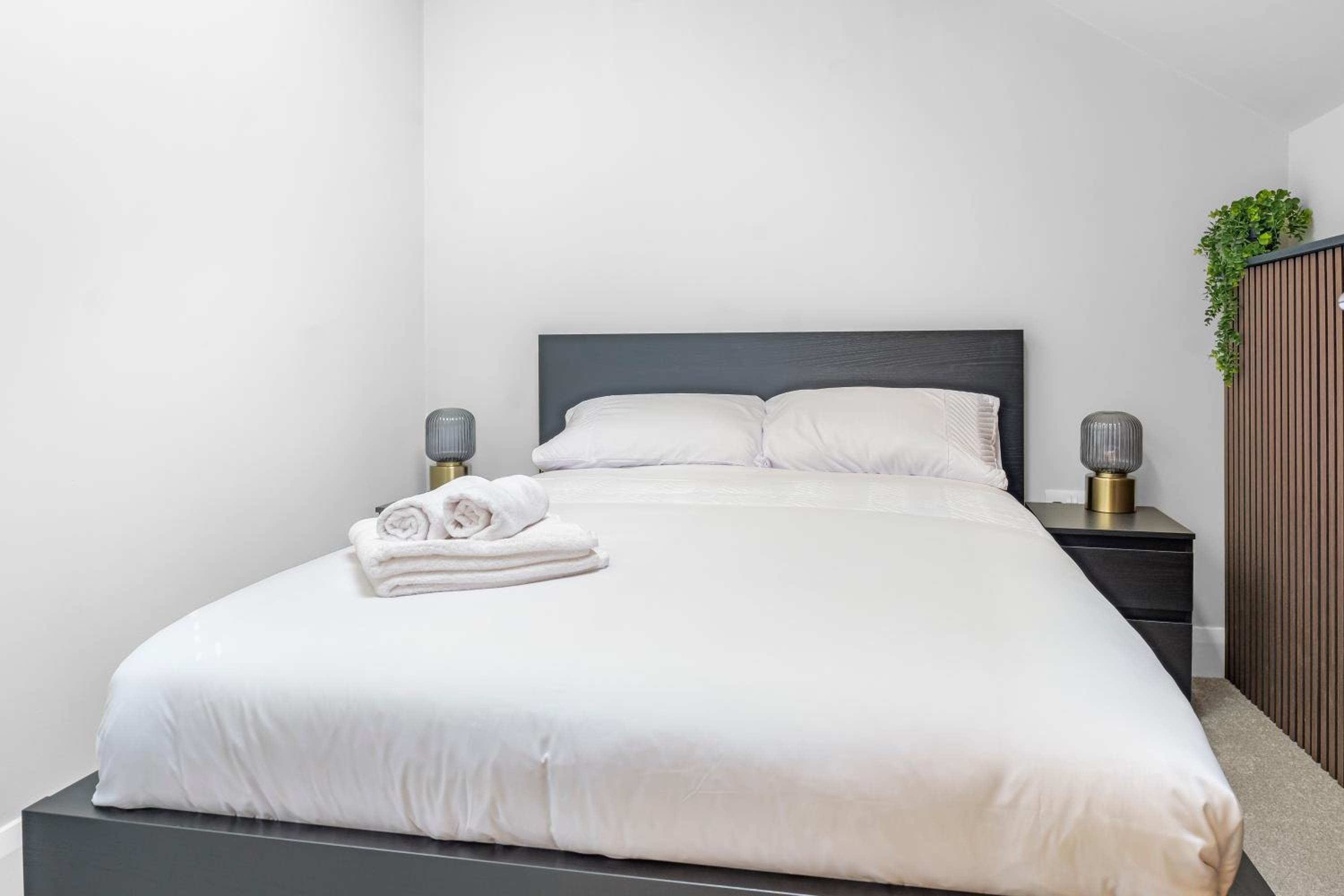 St George's Quarter Stay - Modern City Centre Duplex - Perfect for Business & Leisure - FREE PARKING - WiFi Included - Close to transport links