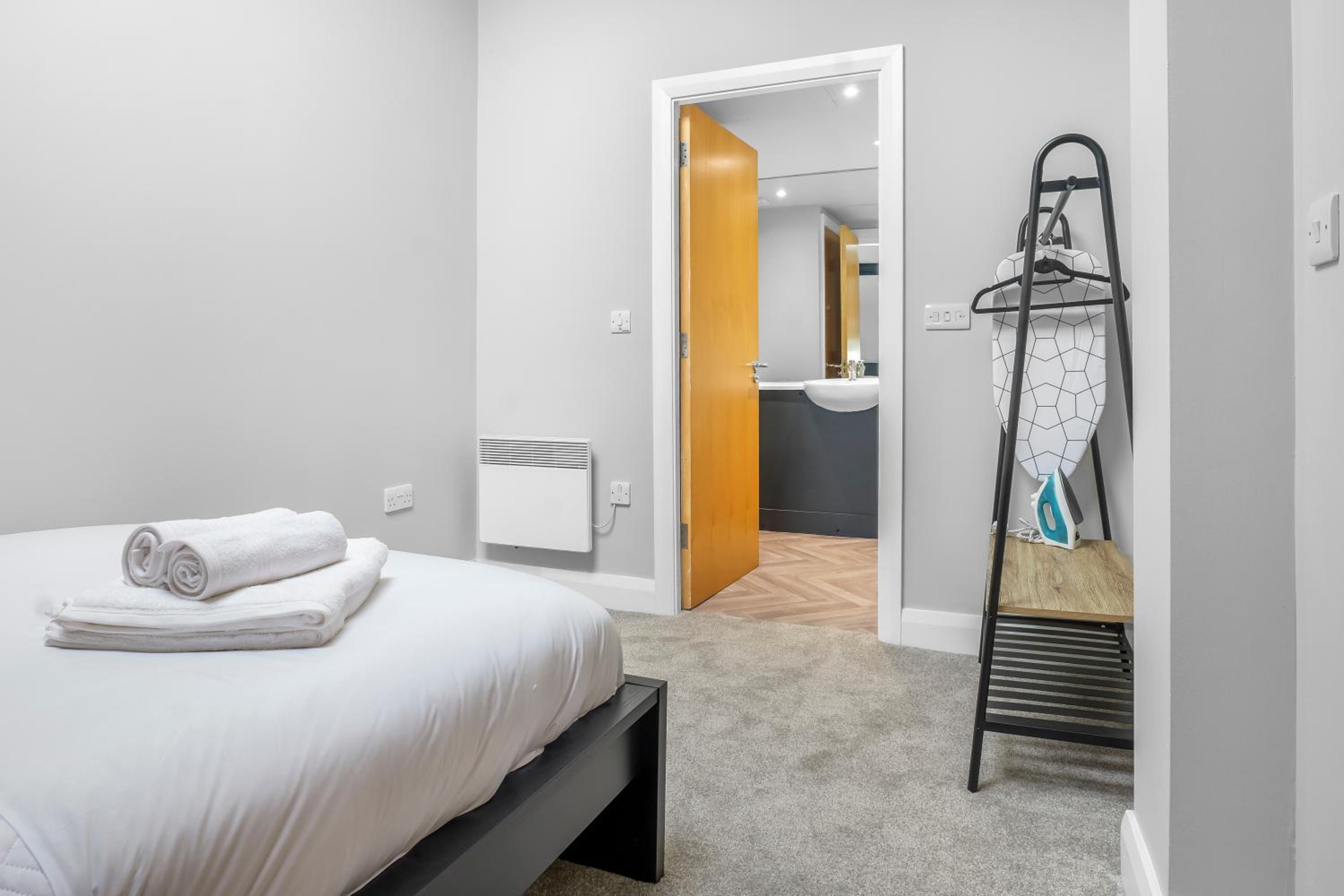 St George's Quarter Stay - Modern City Centre Duplex - Perfect for Business & Leisure - FREE PARKING - WiFi Included - Close to transport links