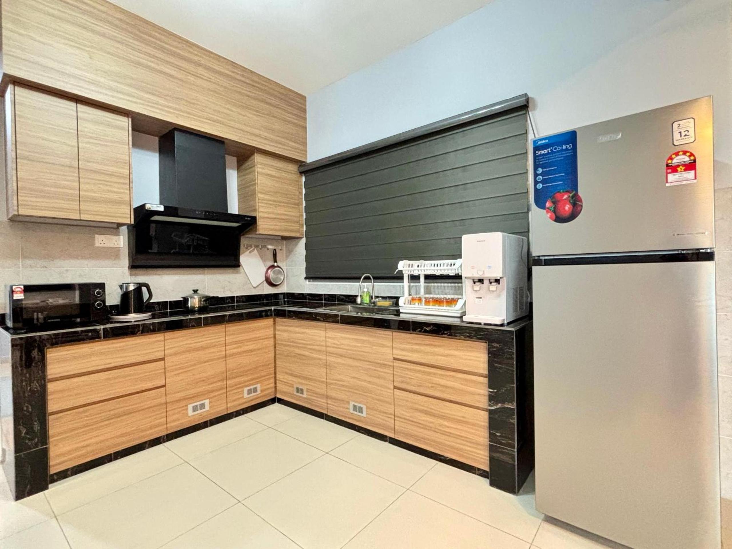 The Paloh Town Suites 4R2B with 2 carpark by IWH Suites
