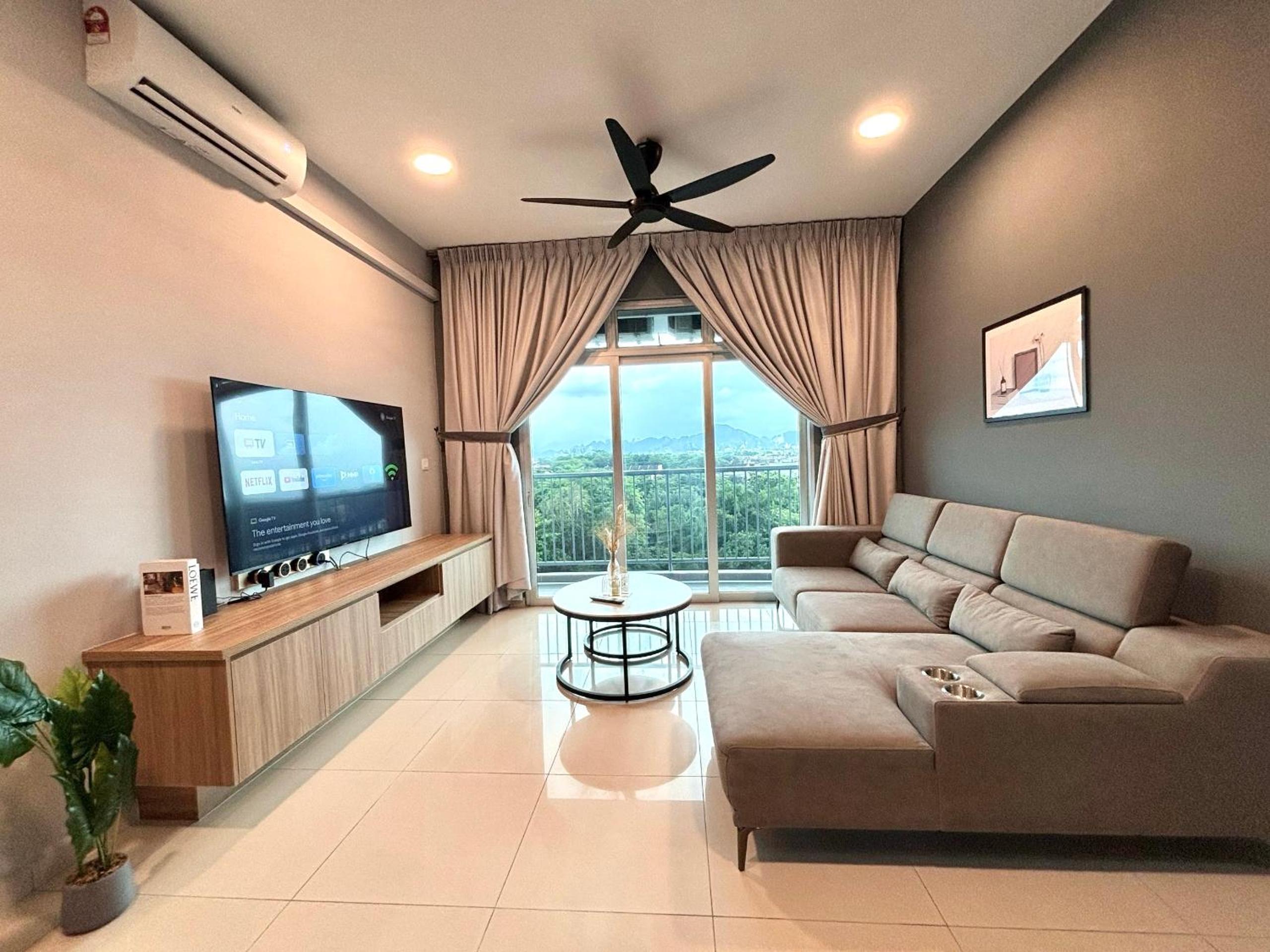 The Paloh Town Suites 4R2B with 2 carpark by IWH Suites