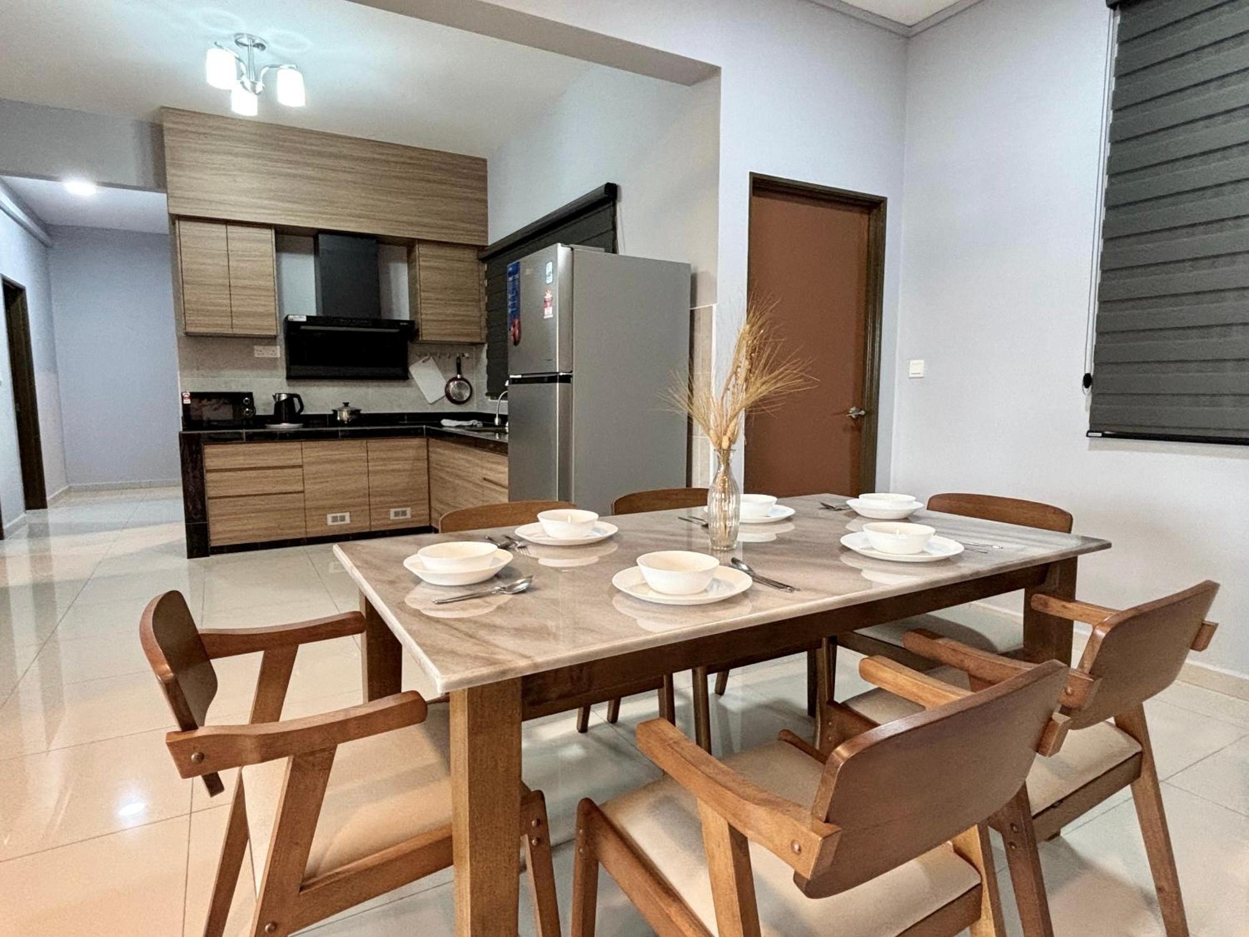 The Paloh Town Suites 4R2B with 2 carpark by IWH Suites