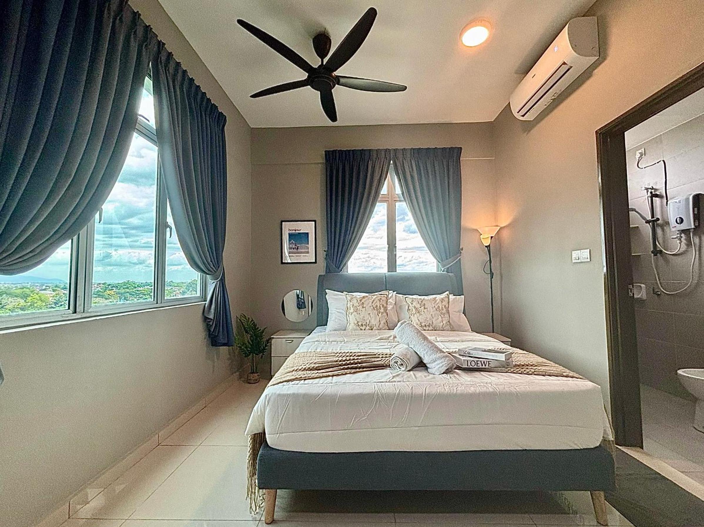 The Paloh Town Suites 4R2B with 2 carpark by IWH Suites