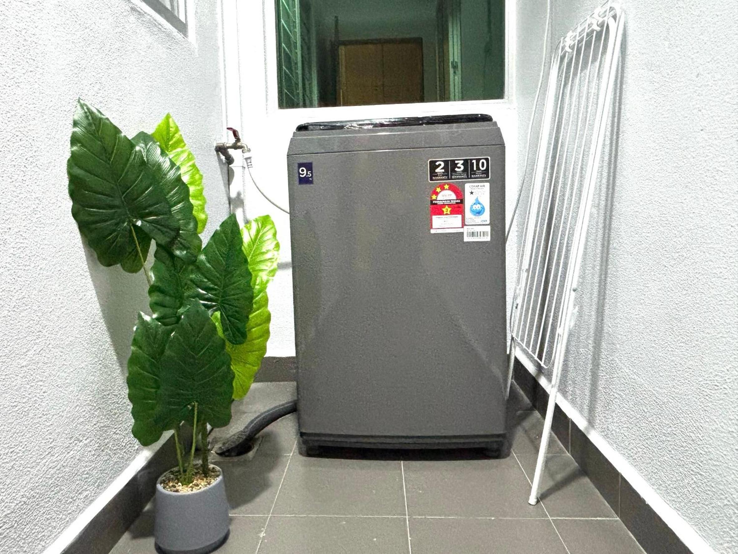 The Paloh Town Suites 4R2B with 2 carpark by IWH Suites