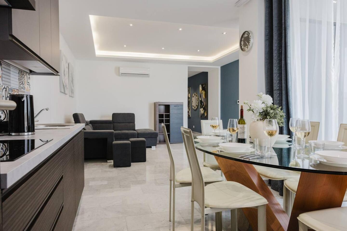 Beachfront Flat with Sea Views by Homely Malta!