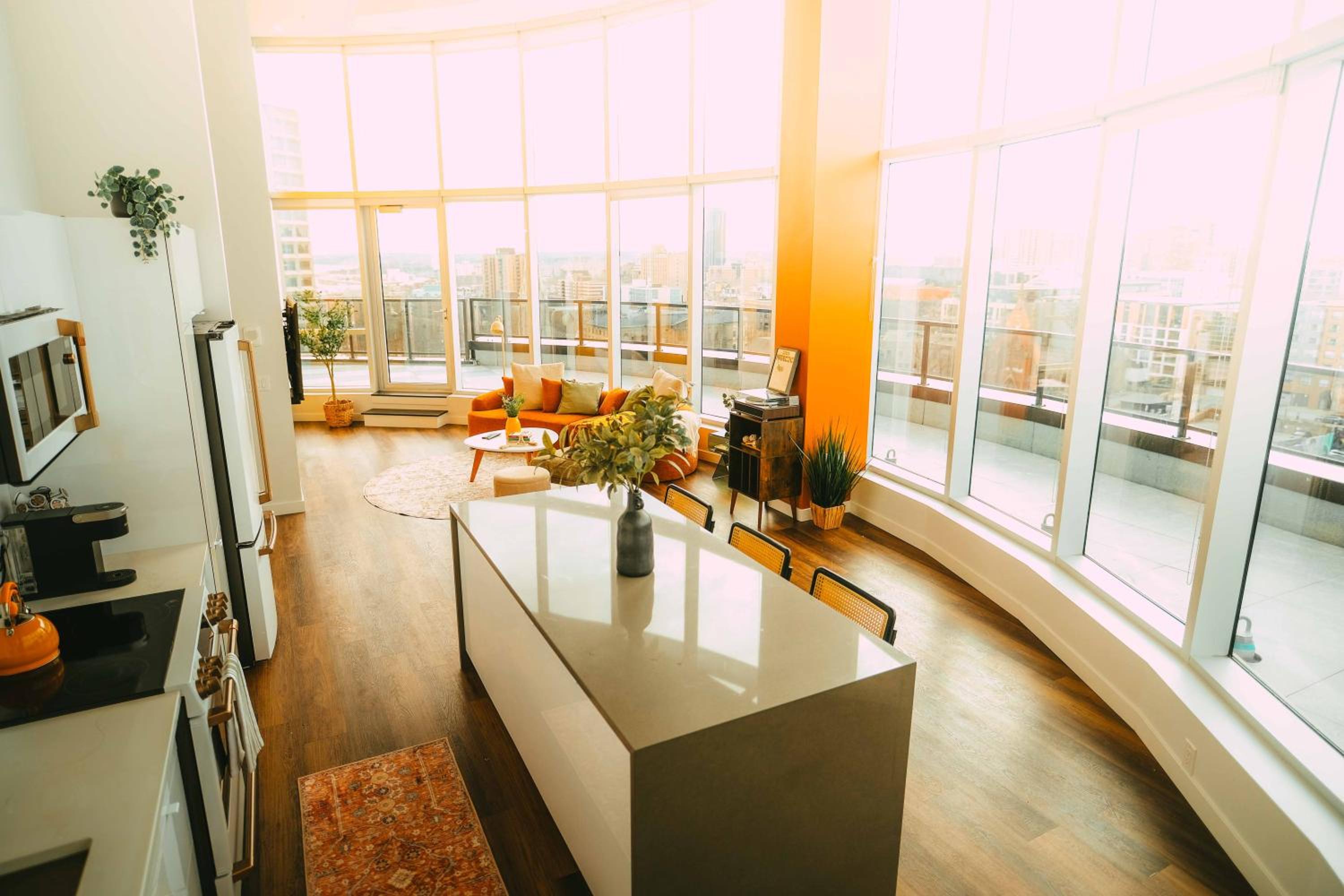 Penthouse - Luxe Stay with Views - Free Parking