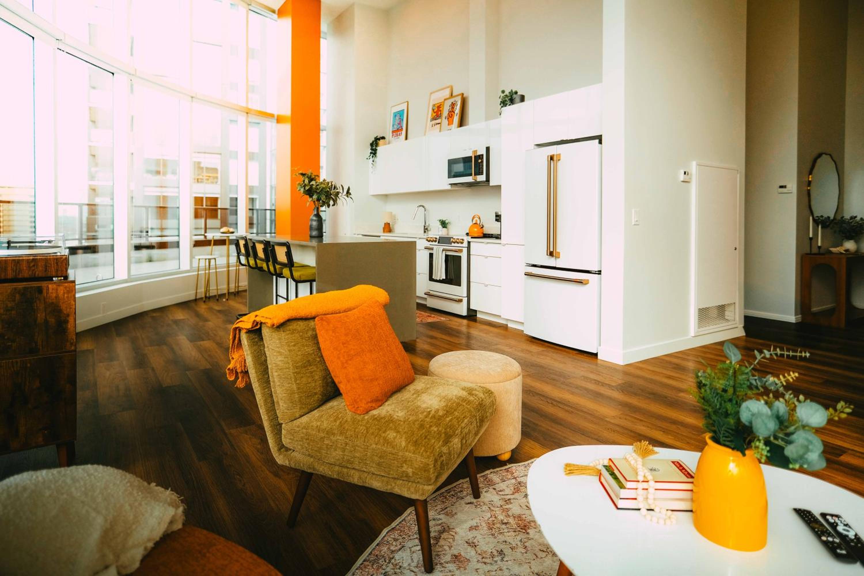Penthouse - Luxe Stay with Views - Free Parking