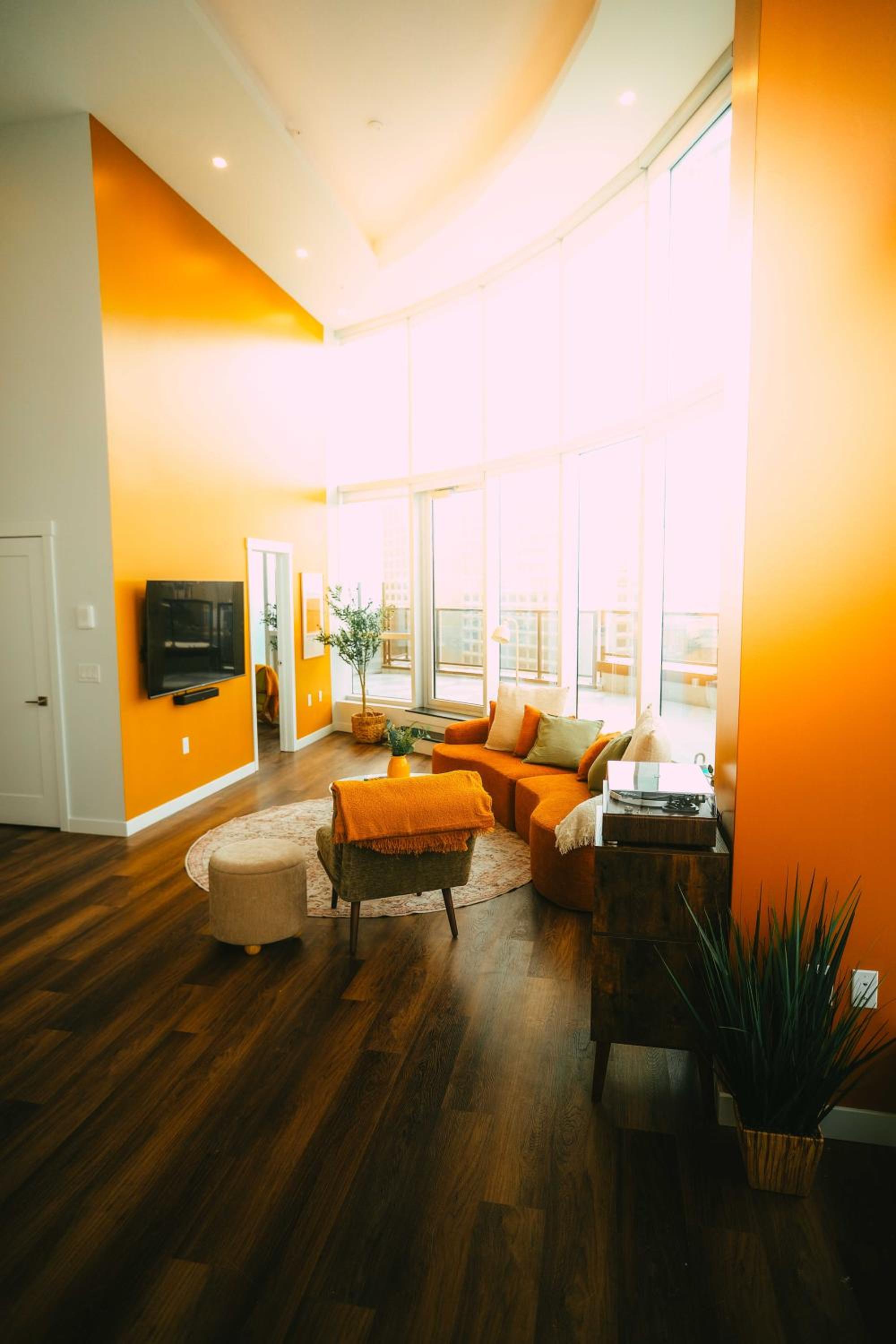 Penthouse - Luxe Stay with Views - Free Parking