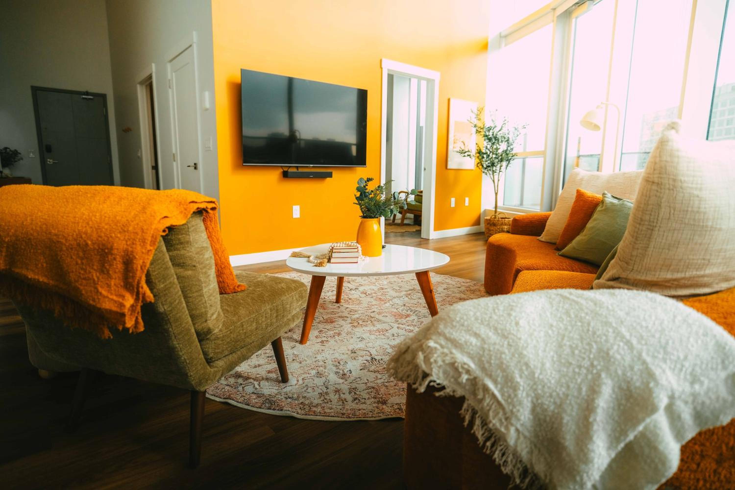Penthouse - Luxe Stay with Views - Free Parking
