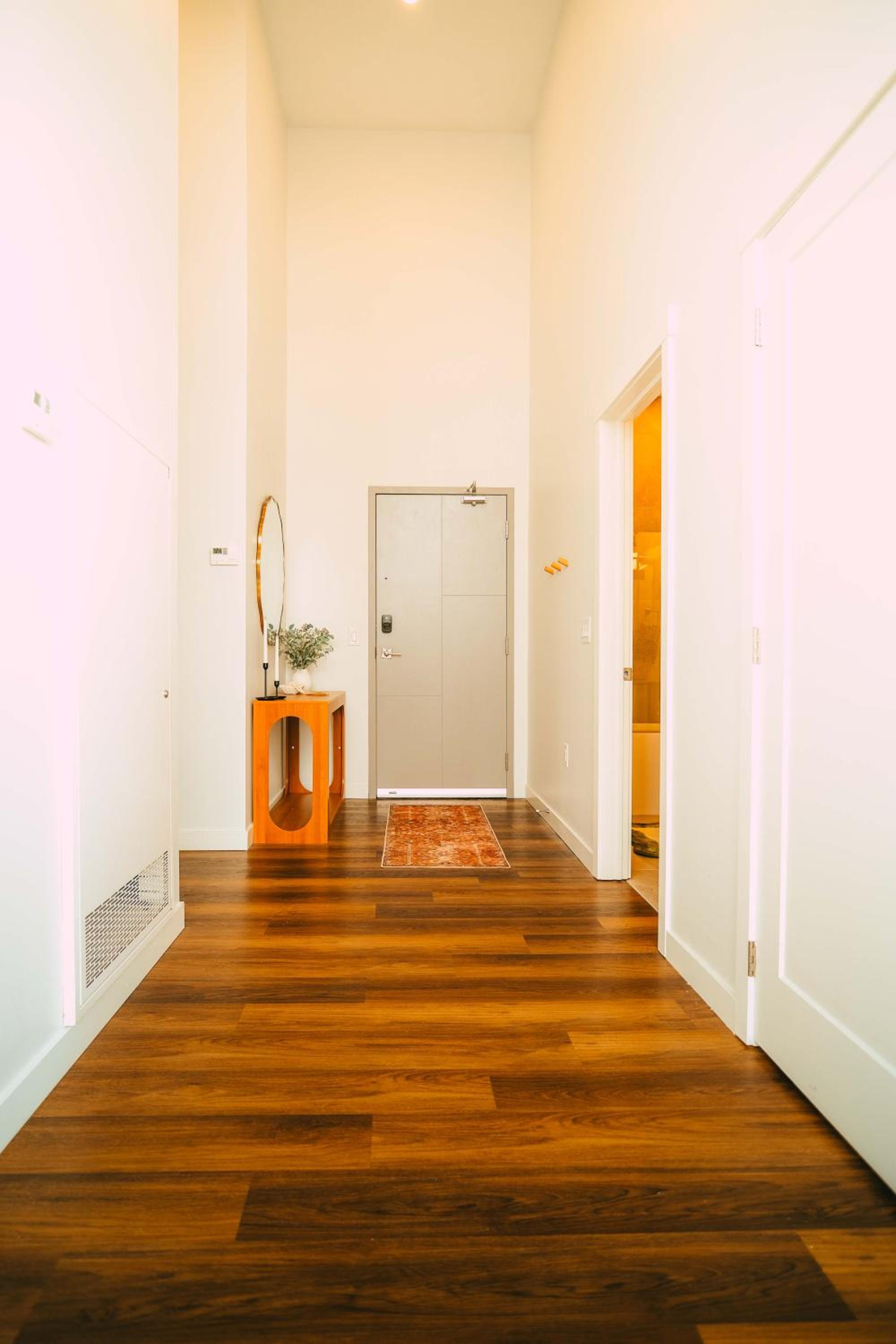 Penthouse - Luxe Stay with Views - Free Parking