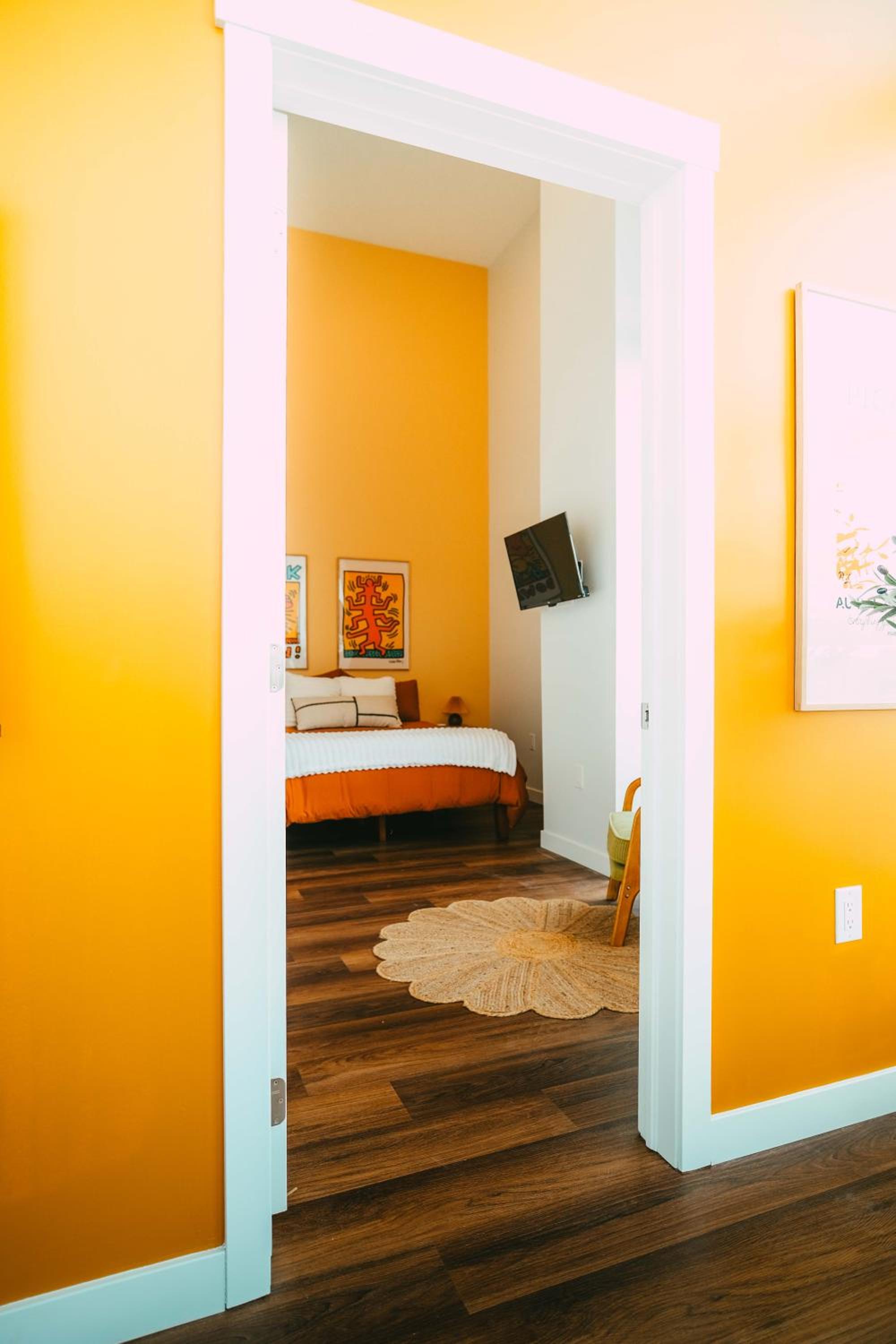 Penthouse - Luxe Stay with Views - Free Parking