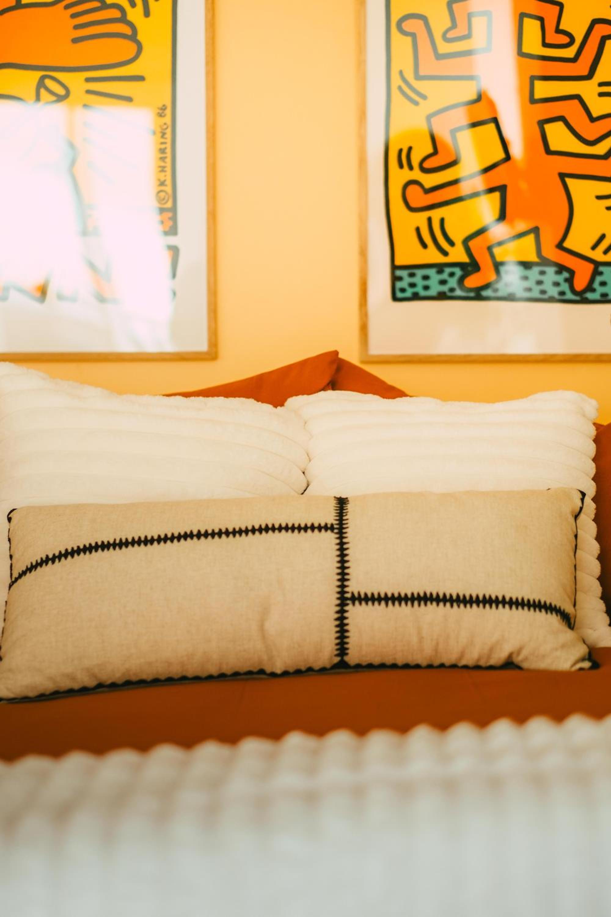 Penthouse - Luxe Stay with Views - Free Parking
