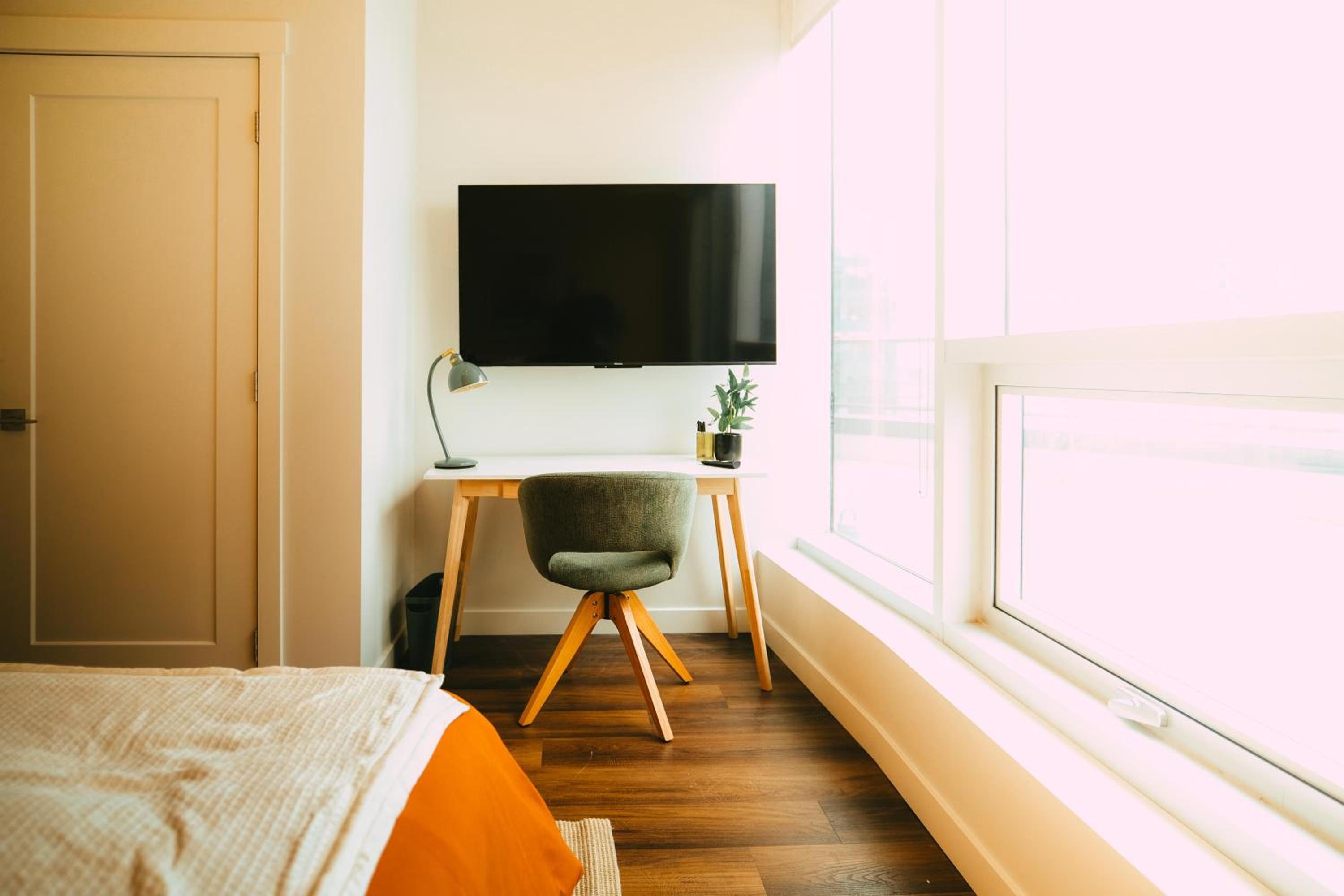 Penthouse - Luxe Stay with Views - Free Parking