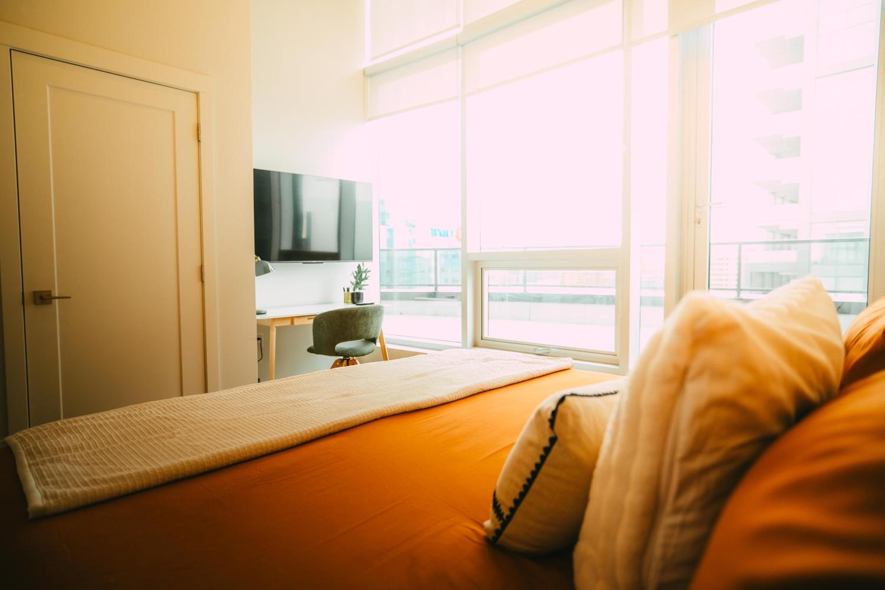 Penthouse - Luxe Stay with Views - Free Parking