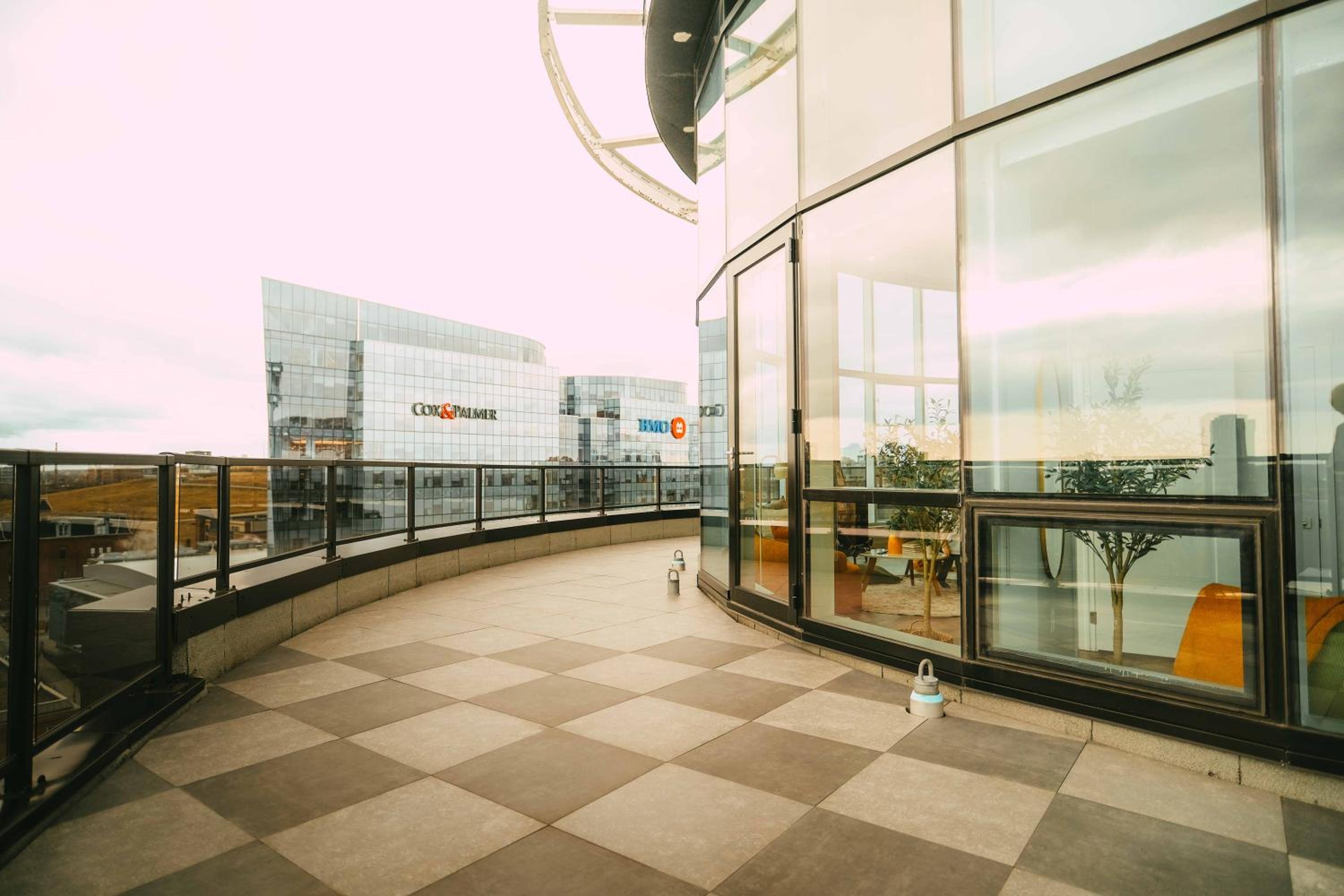Penthouse - Luxe Stay with Views - Free Parking