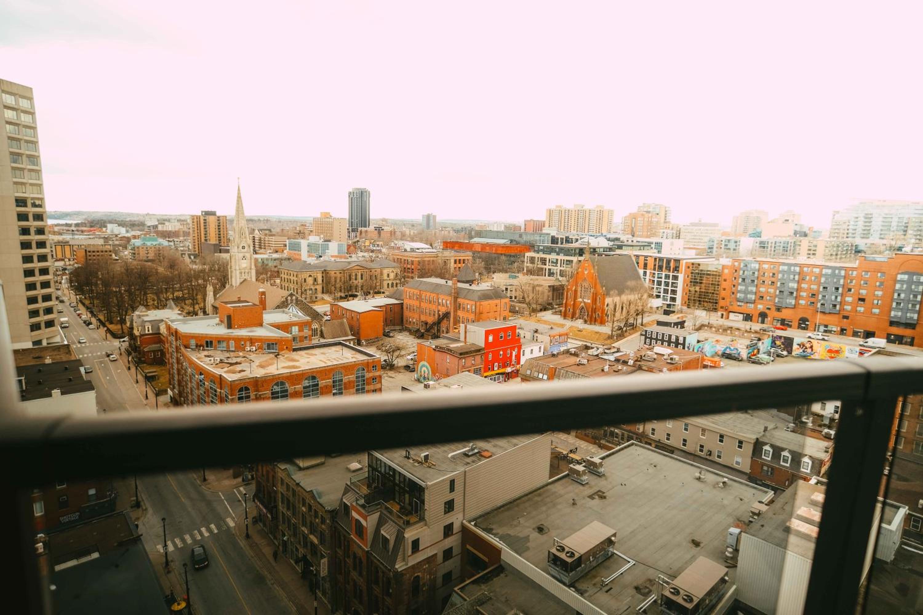 Penthouse - Luxe Stay with Views - Free Parking