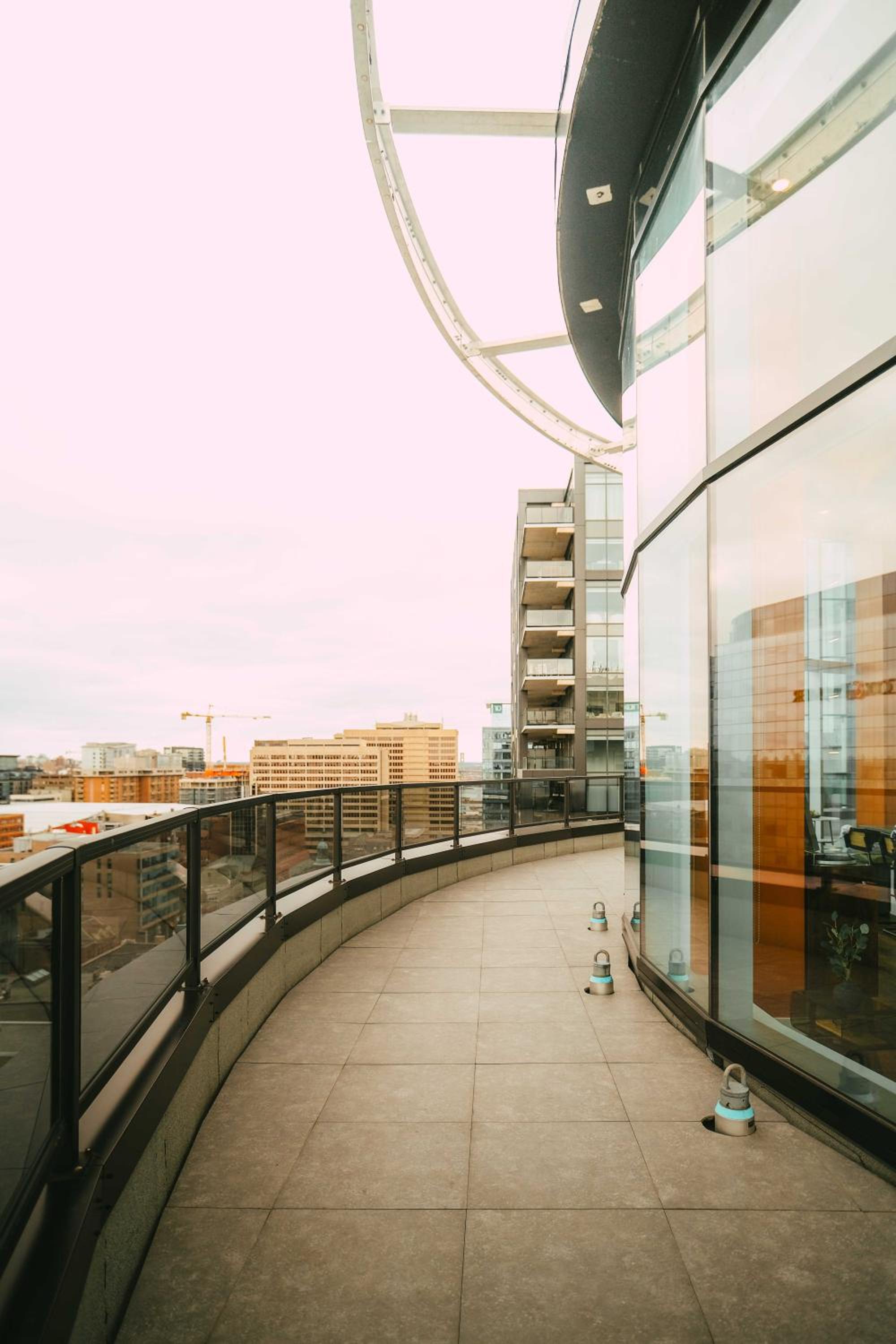 Penthouse - Luxe Stay with Views - Free Parking