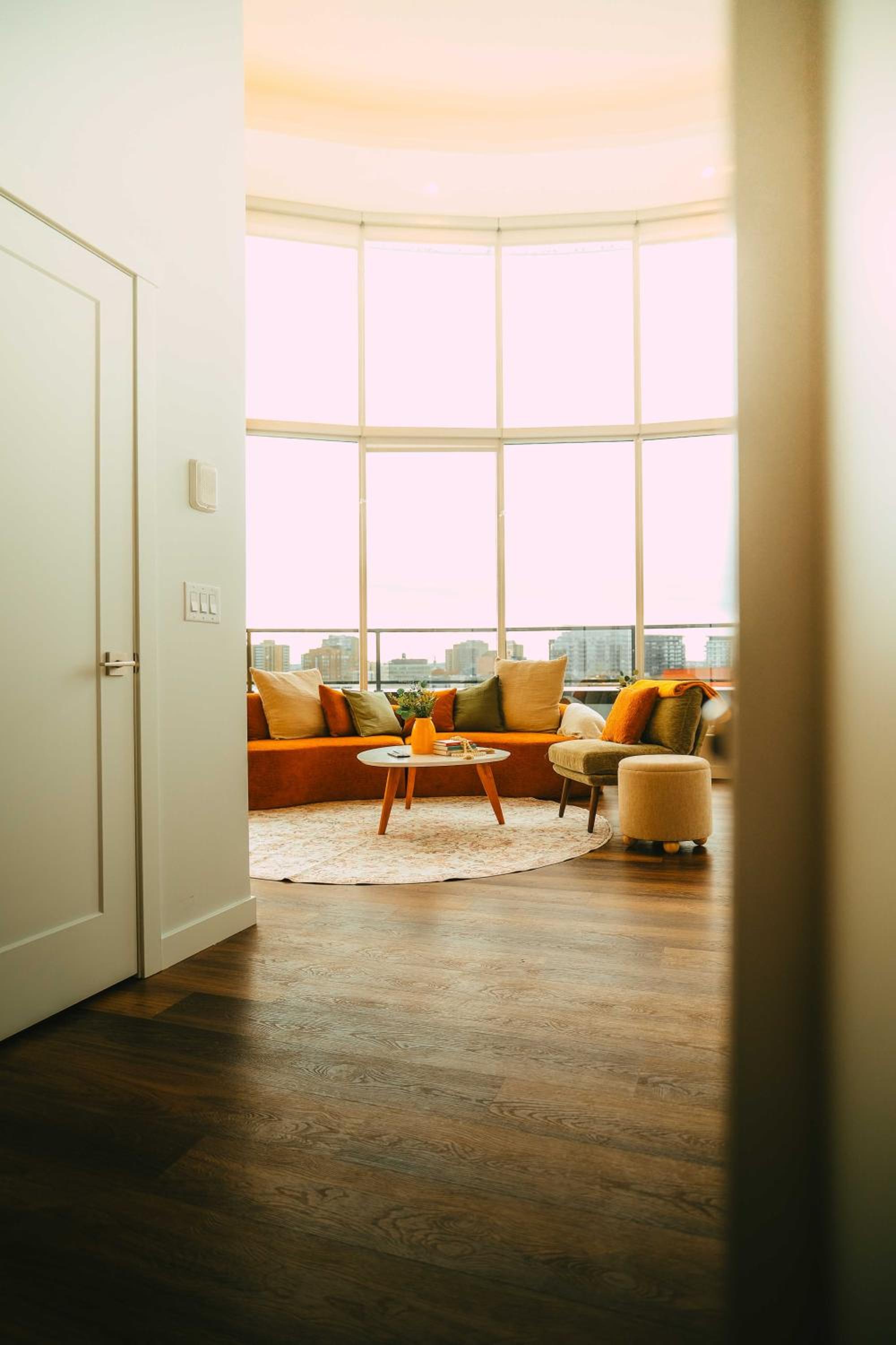 Penthouse - Luxe Stay with Views - Free Parking